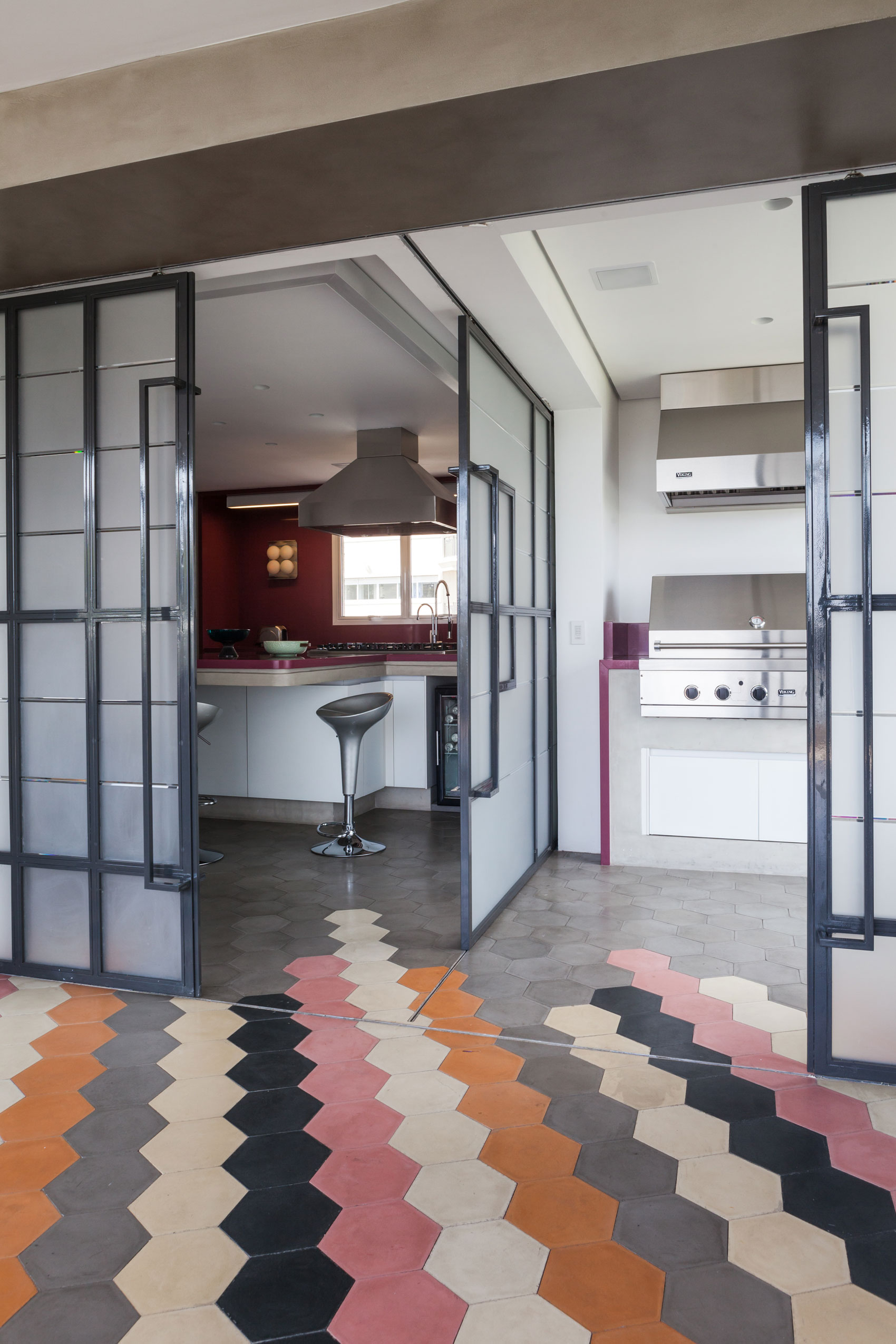 A Unique Artsy Contemporary Apartment with Colorful and Lively Interiors in São Paulo by Fabio Galeazzo Design (14)