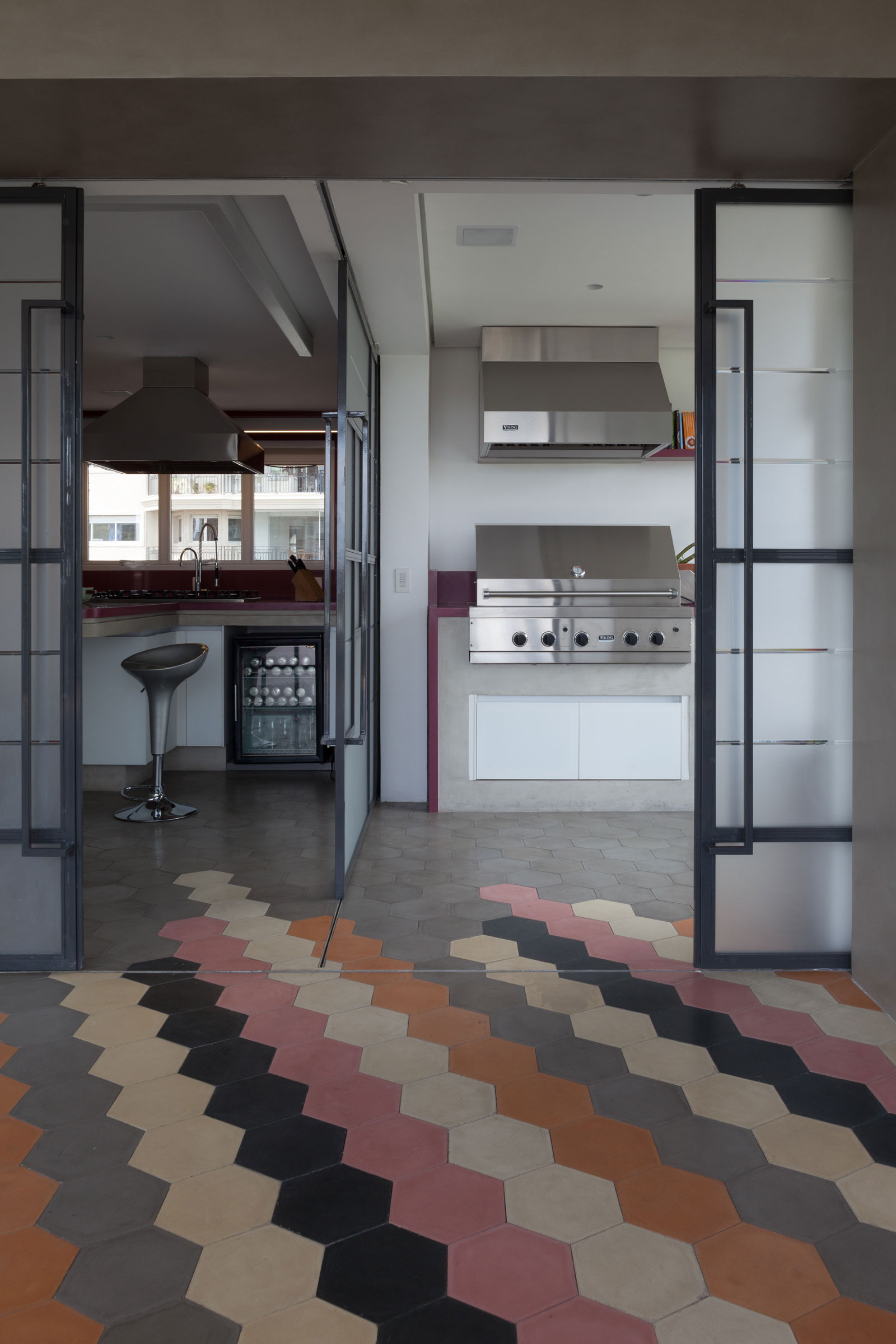 A Unique Artsy Contemporary Apartment with Colorful and Lively Interiors in São Paulo by Fabio Galeazzo Design (15)