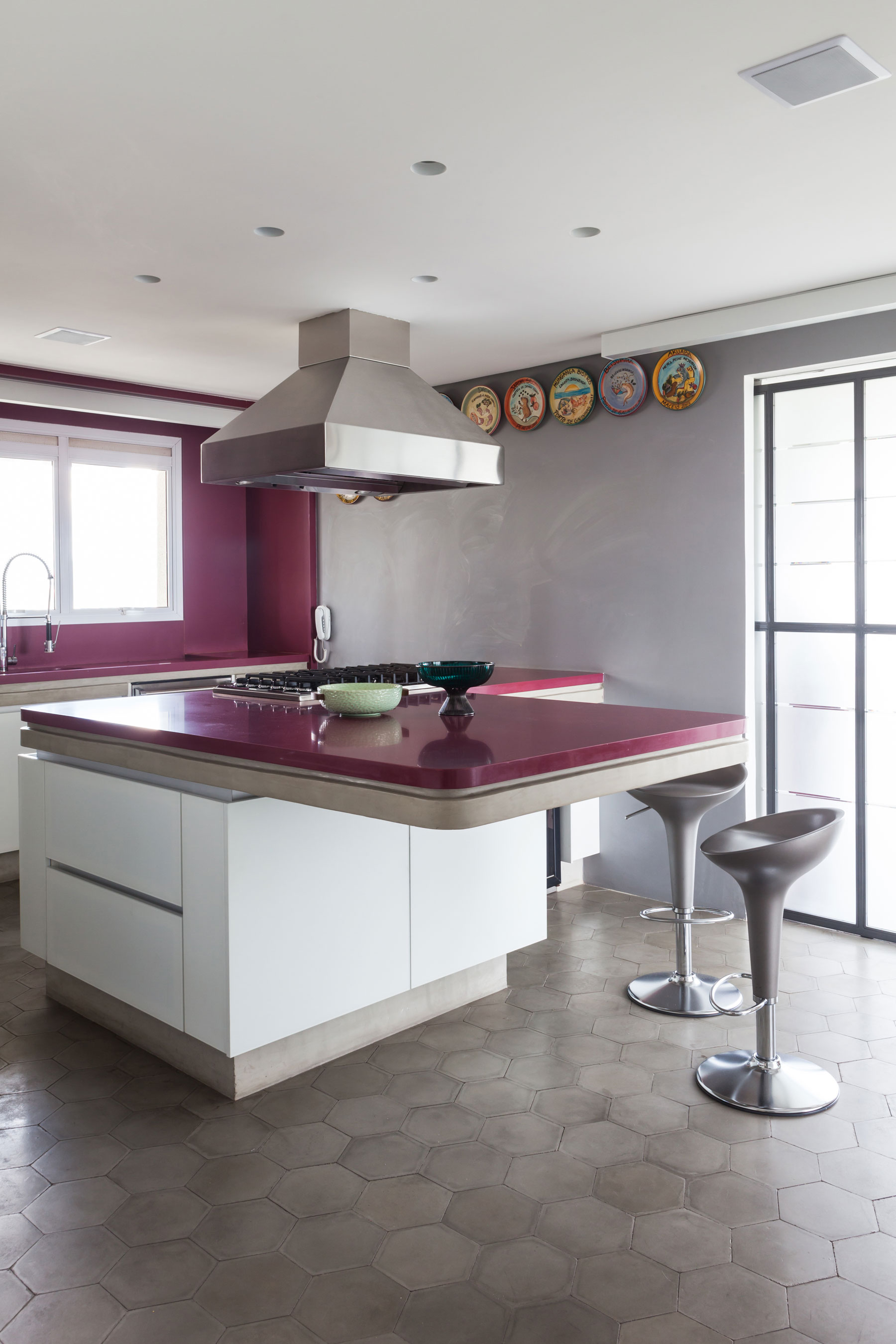 A Unique Artsy Contemporary Apartment with Colorful and Lively Interiors in São Paulo by Fabio Galeazzo Design (16)