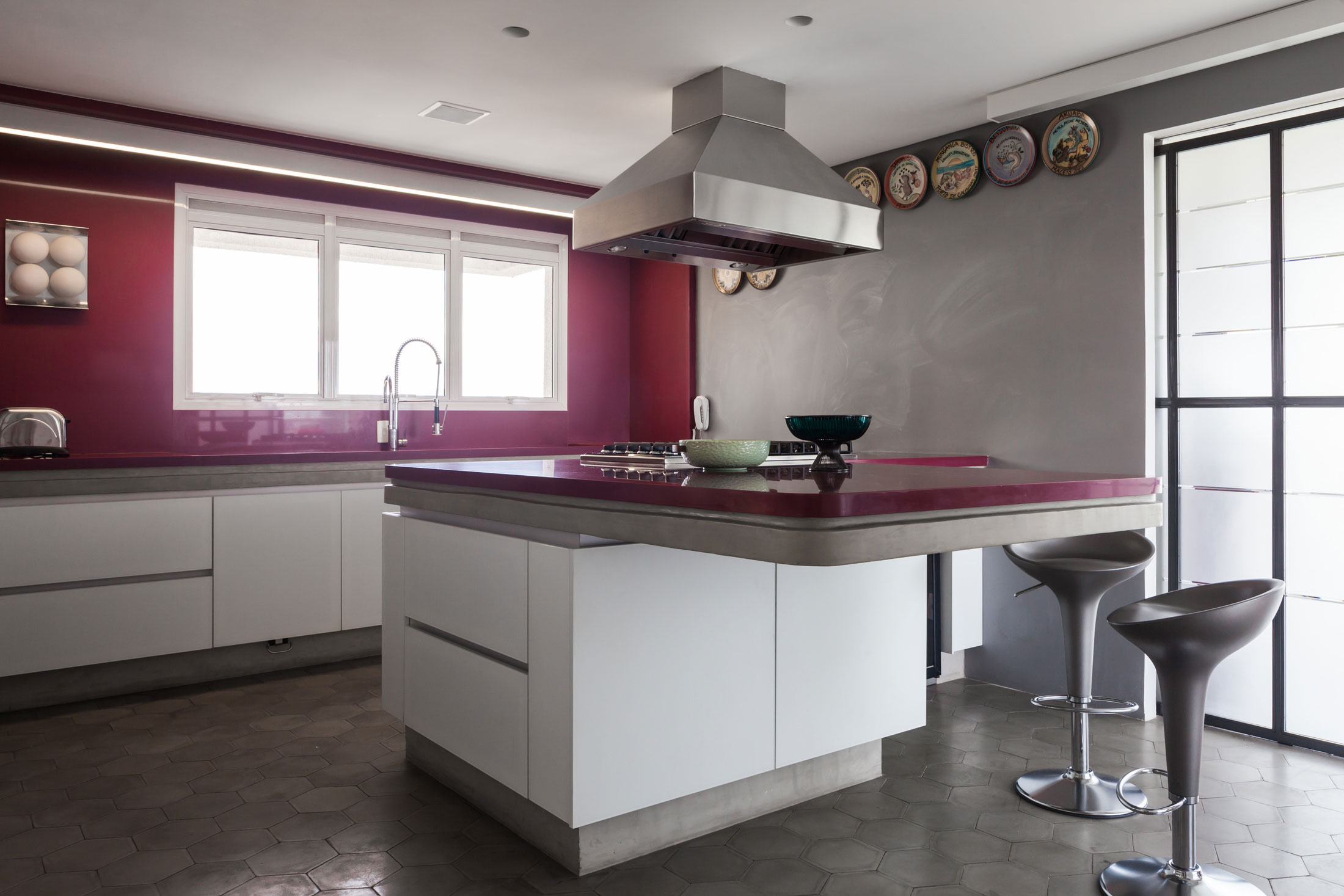 A Unique Artsy Contemporary Apartment with Colorful and Lively Interiors in São Paulo by Fabio Galeazzo Design (17)