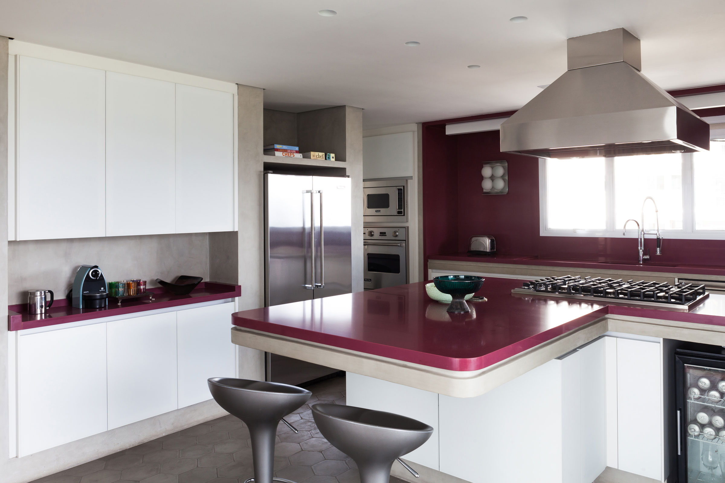 A Unique Artsy Contemporary Apartment with Colorful and Lively Interiors in São Paulo by Fabio Galeazzo Design (18)