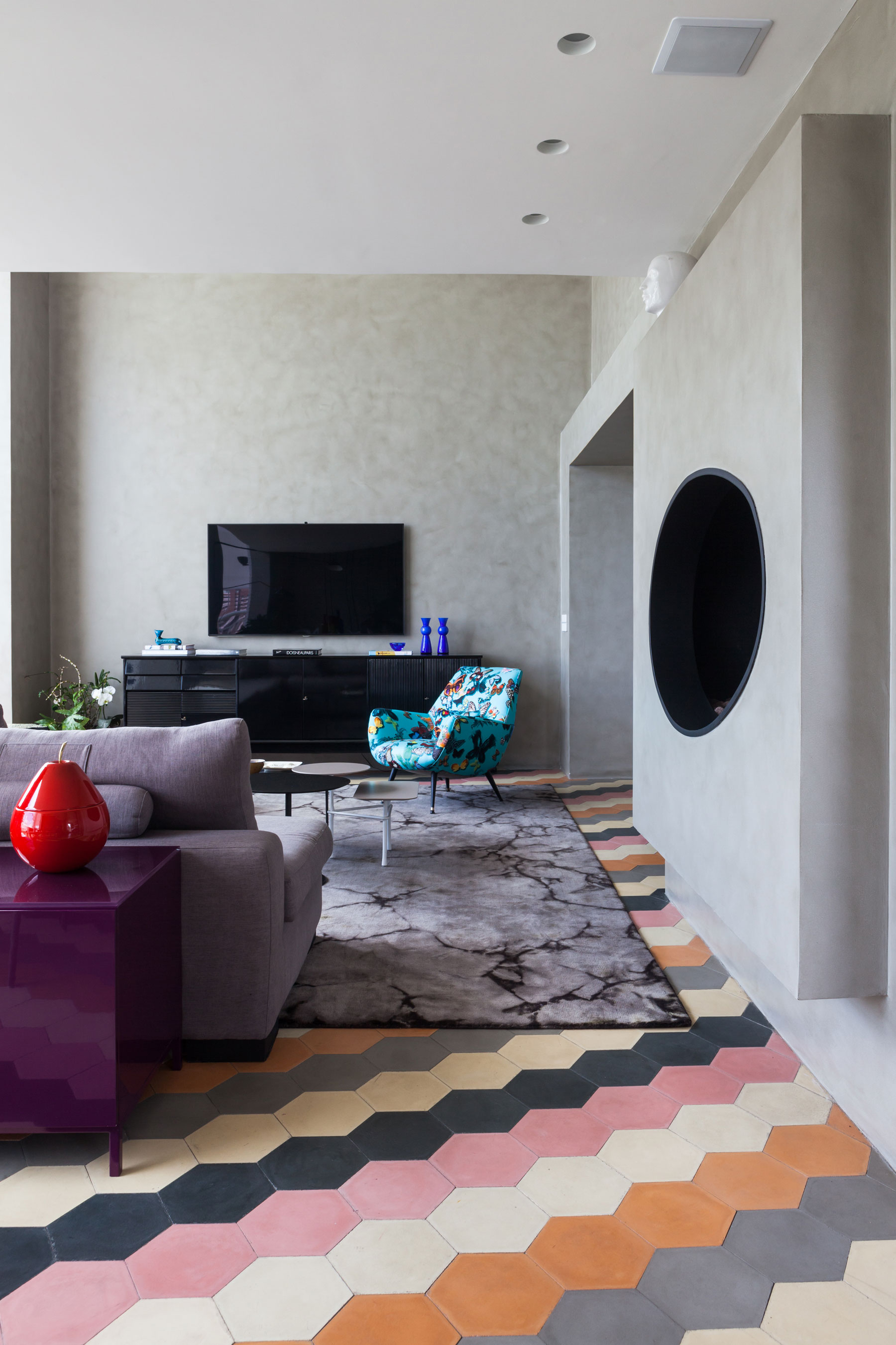 A Unique Artsy Contemporary Apartment with Colorful and Lively Interiors in São Paulo by Fabio Galeazzo Design (2)