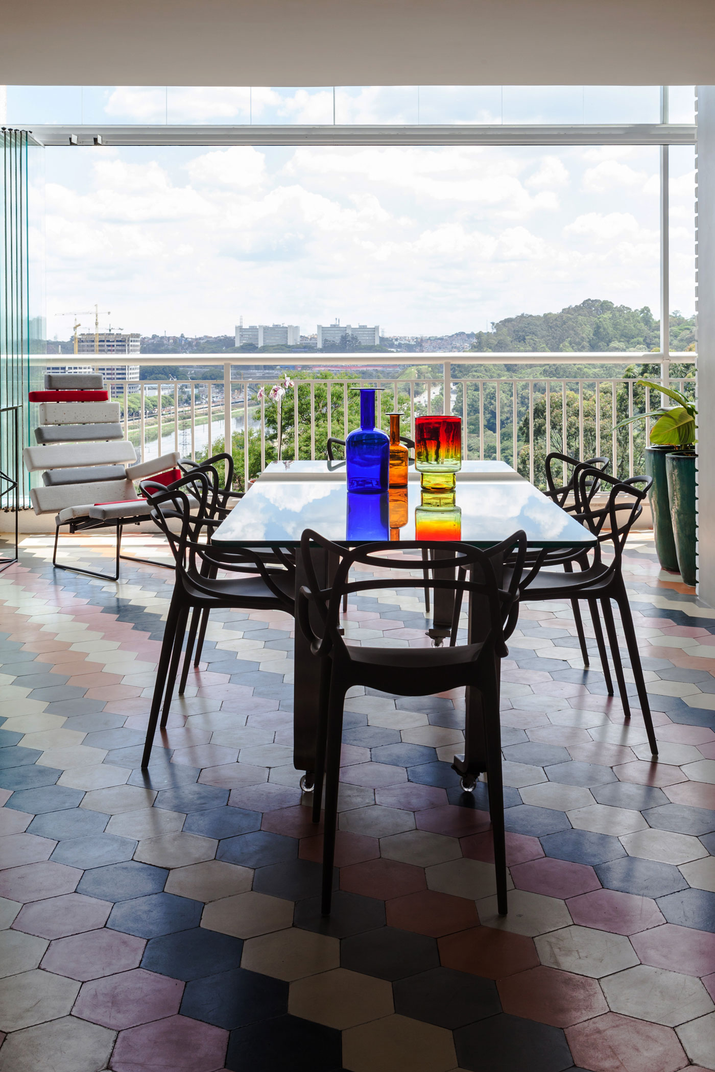 A Unique Artsy Contemporary Apartment with Colorful and Lively Interiors in São Paulo by Fabio Galeazzo Design (20)