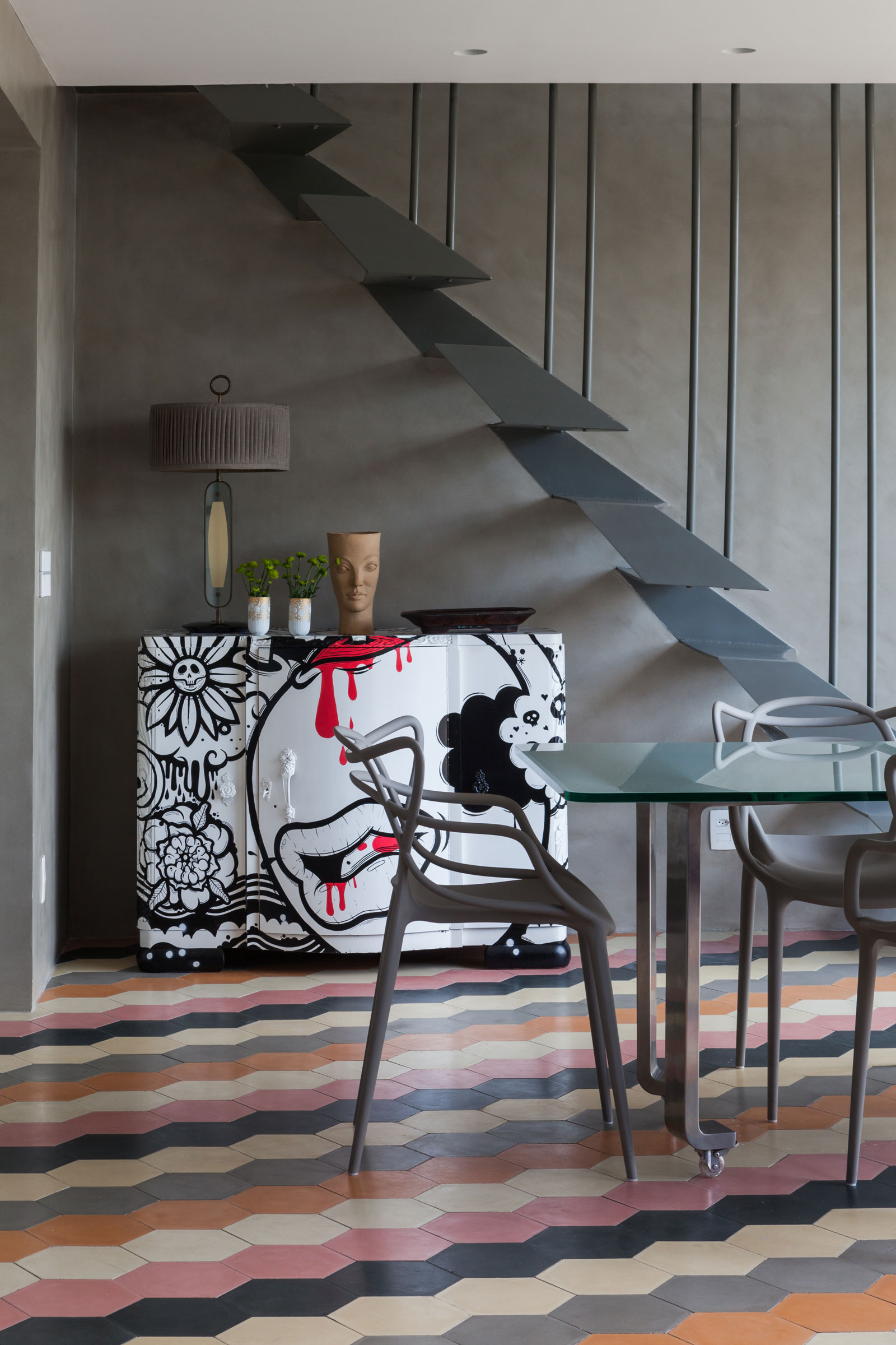 A Unique Artsy Contemporary Apartment with Colorful and Lively Interiors in São Paulo by Fabio Galeazzo Design (21)