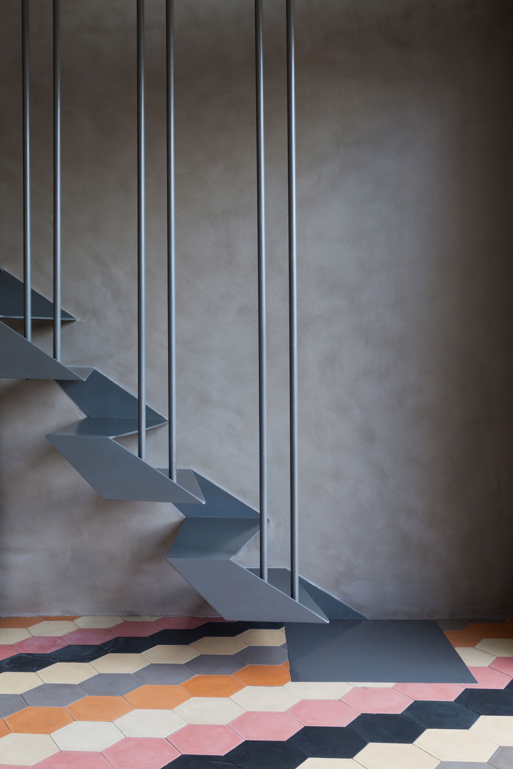 A Unique Artsy Contemporary Apartment with Colorful and Lively Interiors in São Paulo by Fabio Galeazzo Design (23)