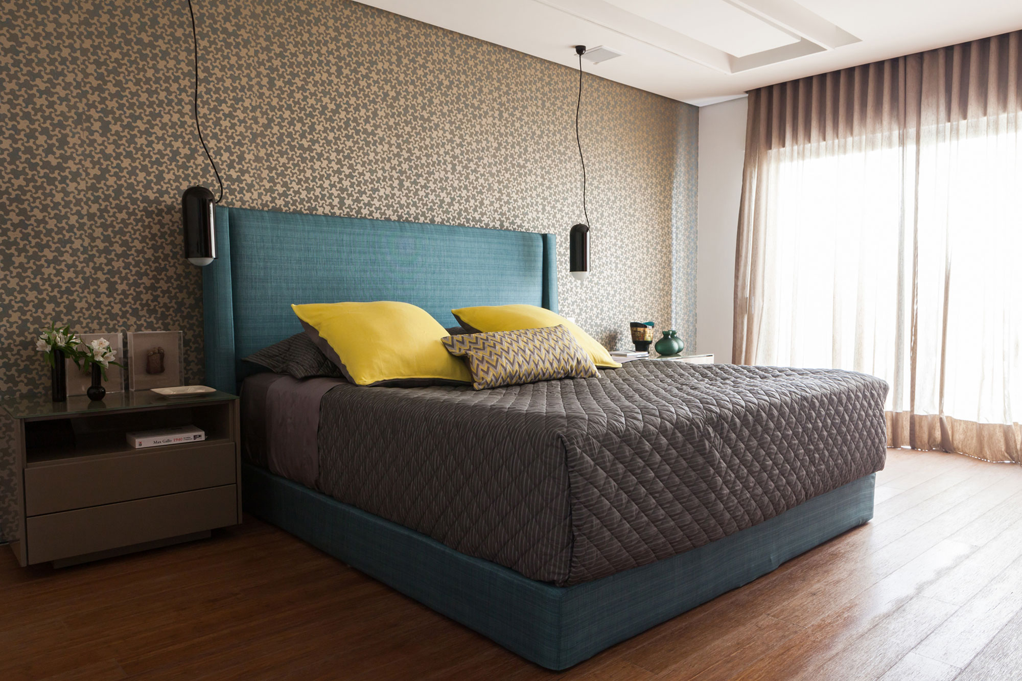 A Unique Artsy Contemporary Apartment with Colorful and Lively Interiors in São Paulo by Fabio Galeazzo Design (25)