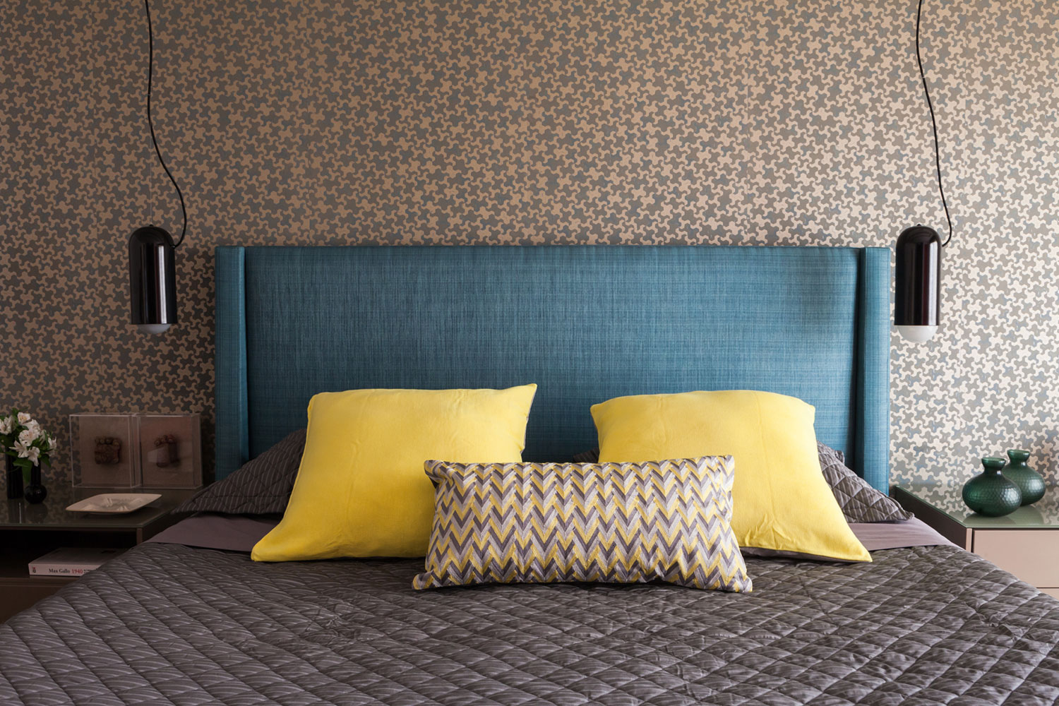 A Unique Artsy Contemporary Apartment with Colorful and Lively Interiors in São Paulo by Fabio Galeazzo Design (26)