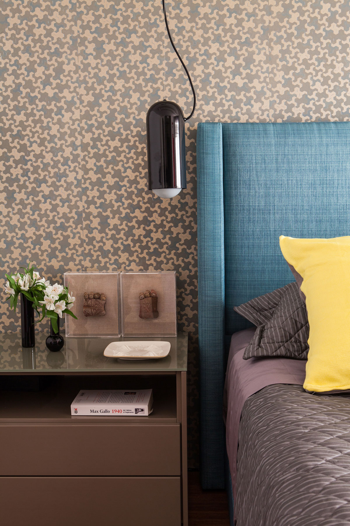 A Unique Artsy Contemporary Apartment with Colorful and Lively Interiors in São Paulo by Fabio Galeazzo Design (27)