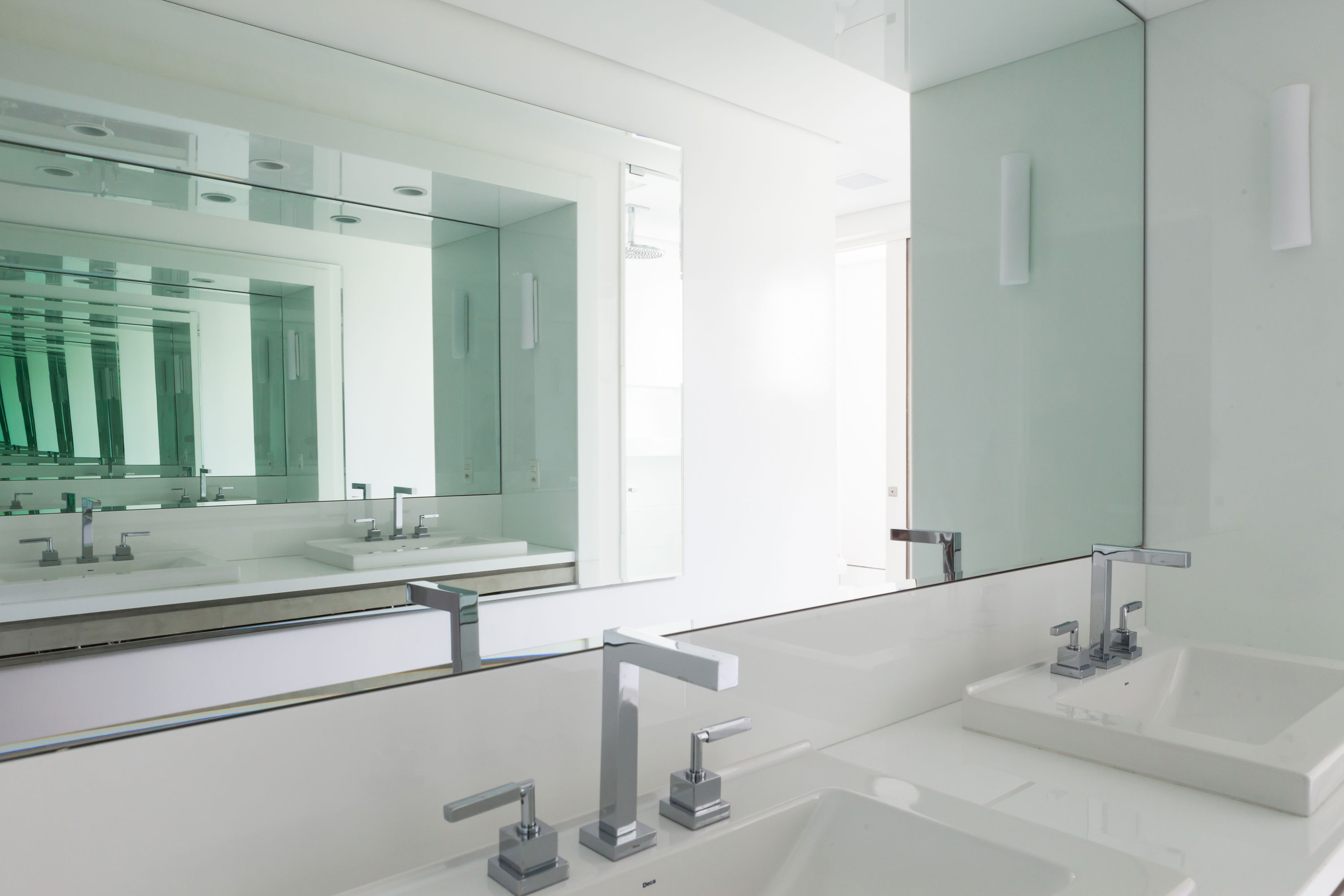 A Unique Artsy Contemporary Apartment with Colorful and Lively Interiors in São Paulo by Fabio Galeazzo Design (28)