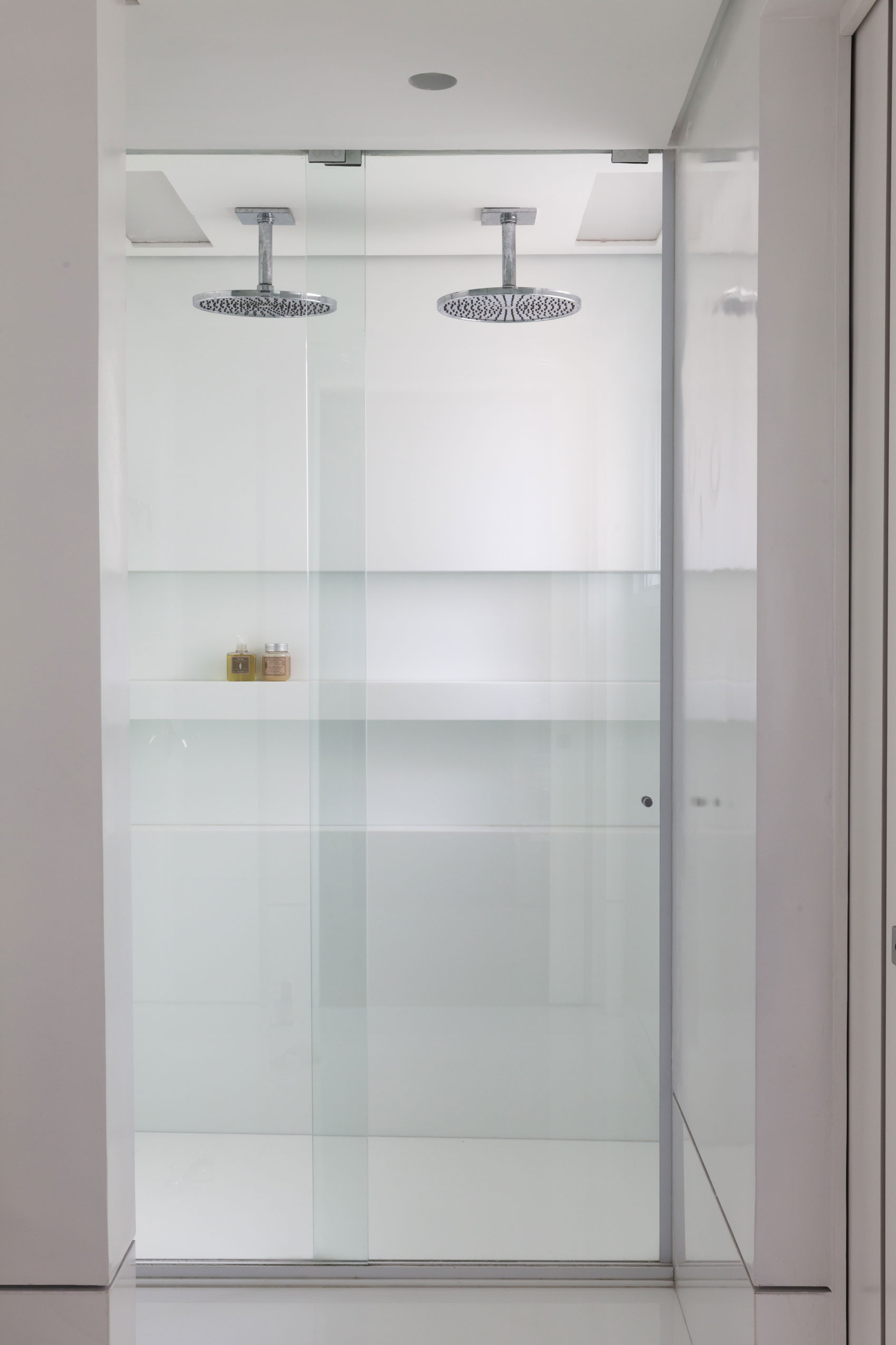 A Unique Artsy Contemporary Apartment with Colorful and Lively Interiors in São Paulo by Fabio Galeazzo Design (29)