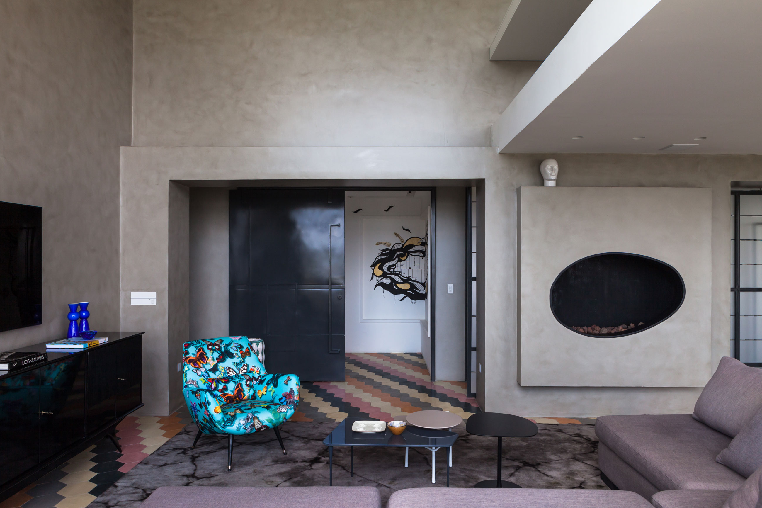 A Unique Artsy Contemporary Apartment with Colorful and Lively Interiors in São Paulo by Fabio Galeazzo Design (3)