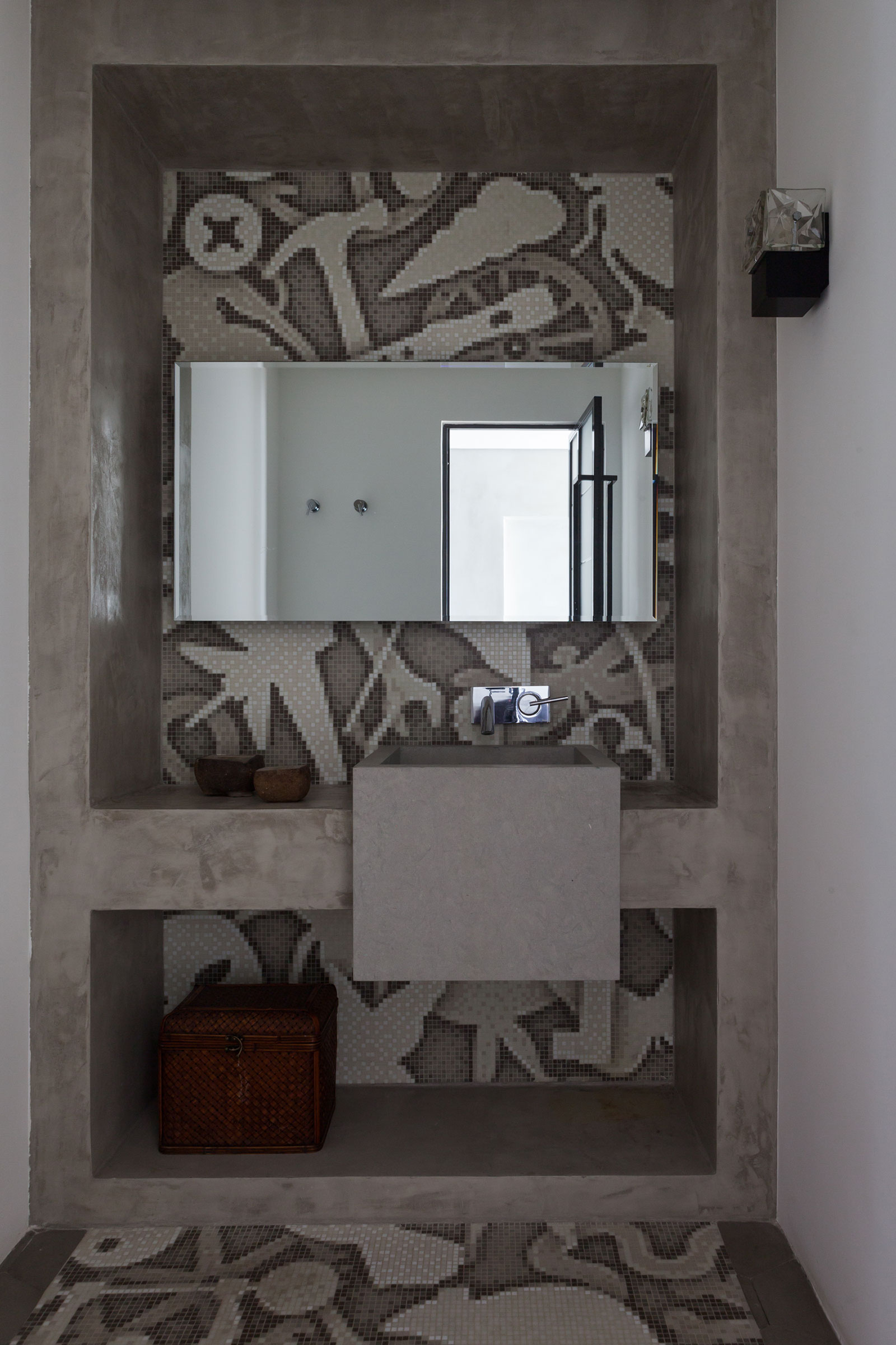 A Unique Artsy Contemporary Apartment with Colorful and Lively Interiors in São Paulo by Fabio Galeazzo Design (30)