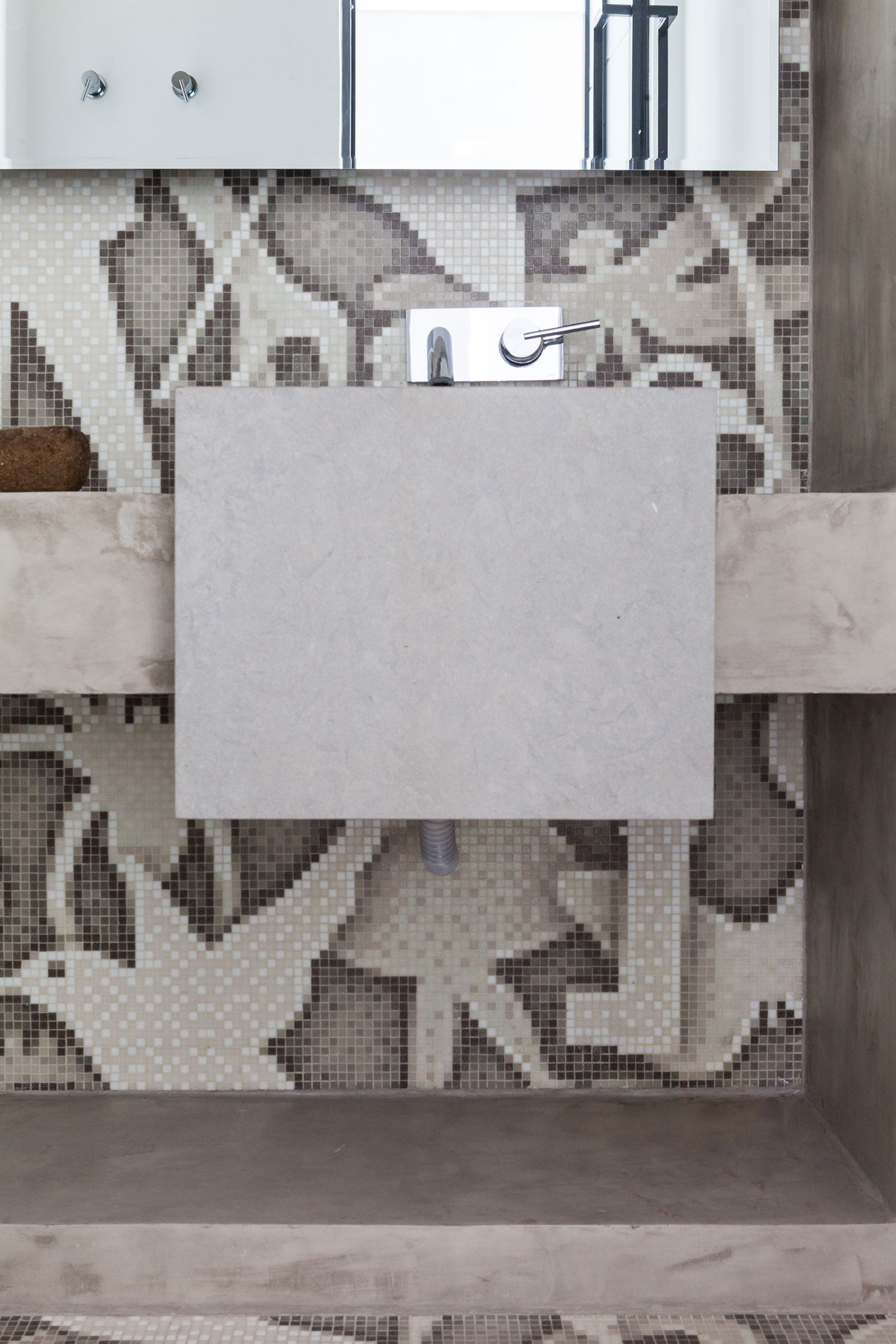 A Unique Artsy Contemporary Apartment with Colorful and Lively Interiors in São Paulo by Fabio Galeazzo Design (31)