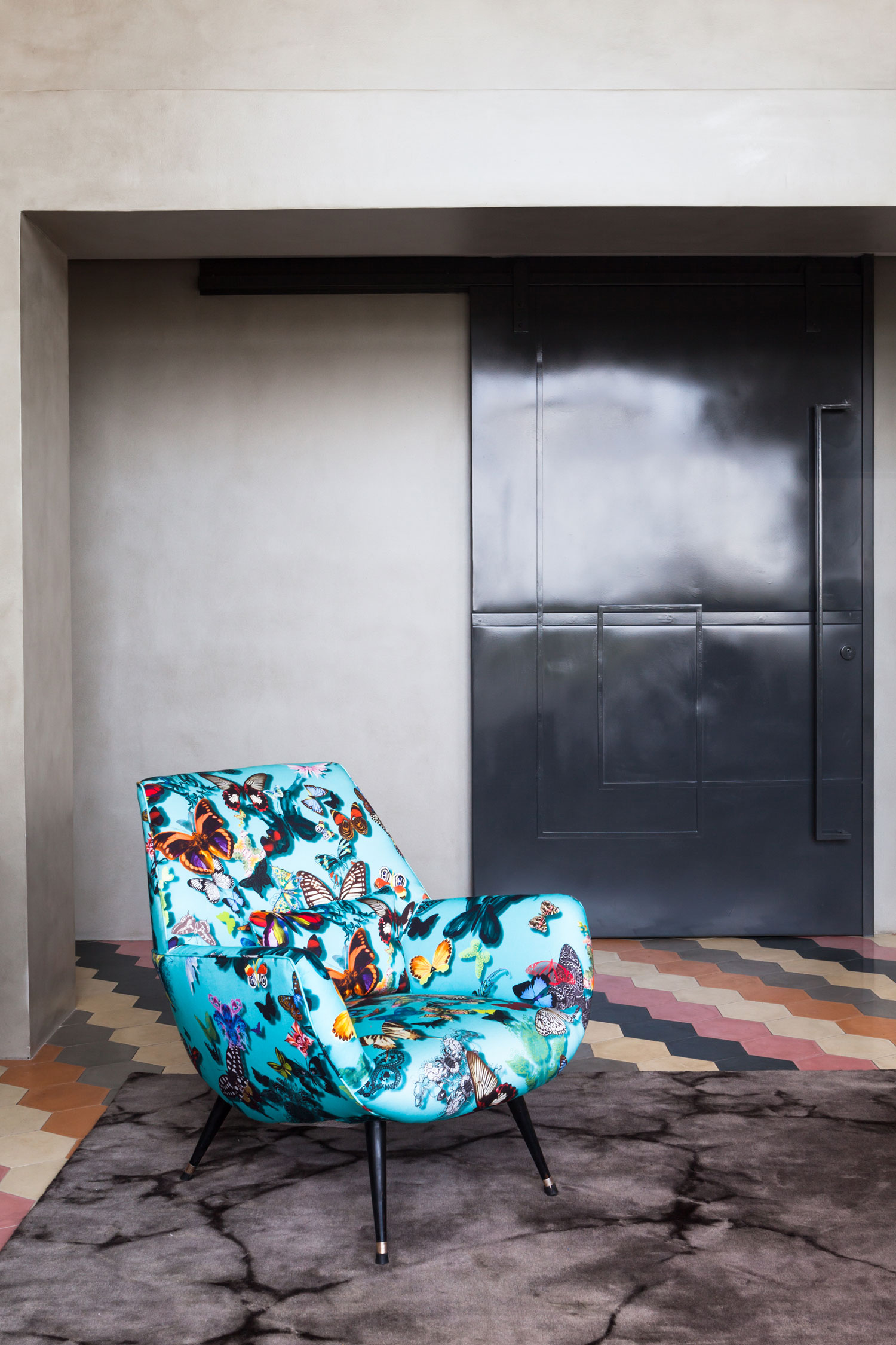 A Unique Artsy Contemporary Apartment with Colorful and Lively Interiors in São Paulo by Fabio Galeazzo Design (5)