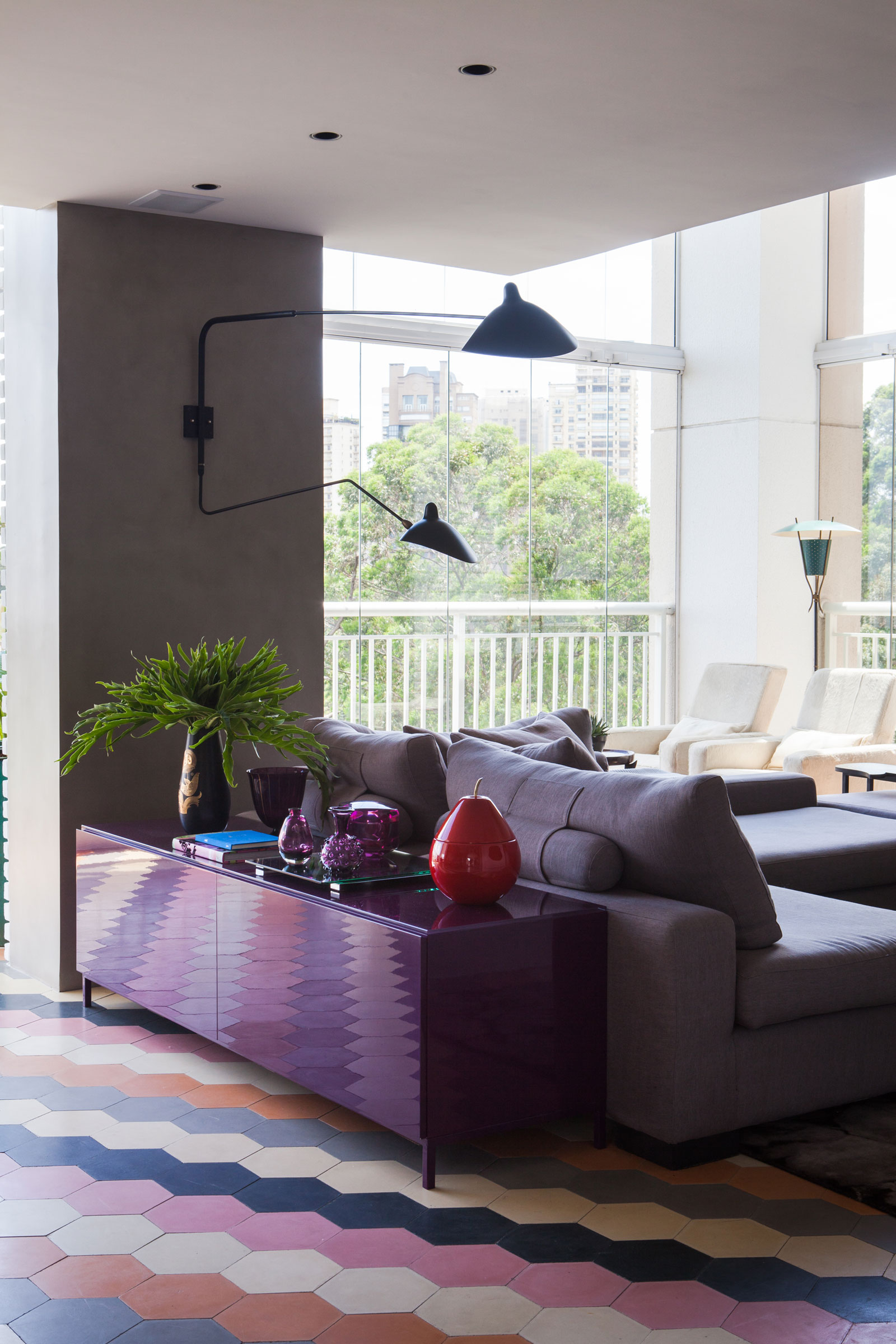 A Unique Artsy Contemporary Apartment with Colorful and Lively Interiors in São Paulo by Fabio Galeazzo Design (6)