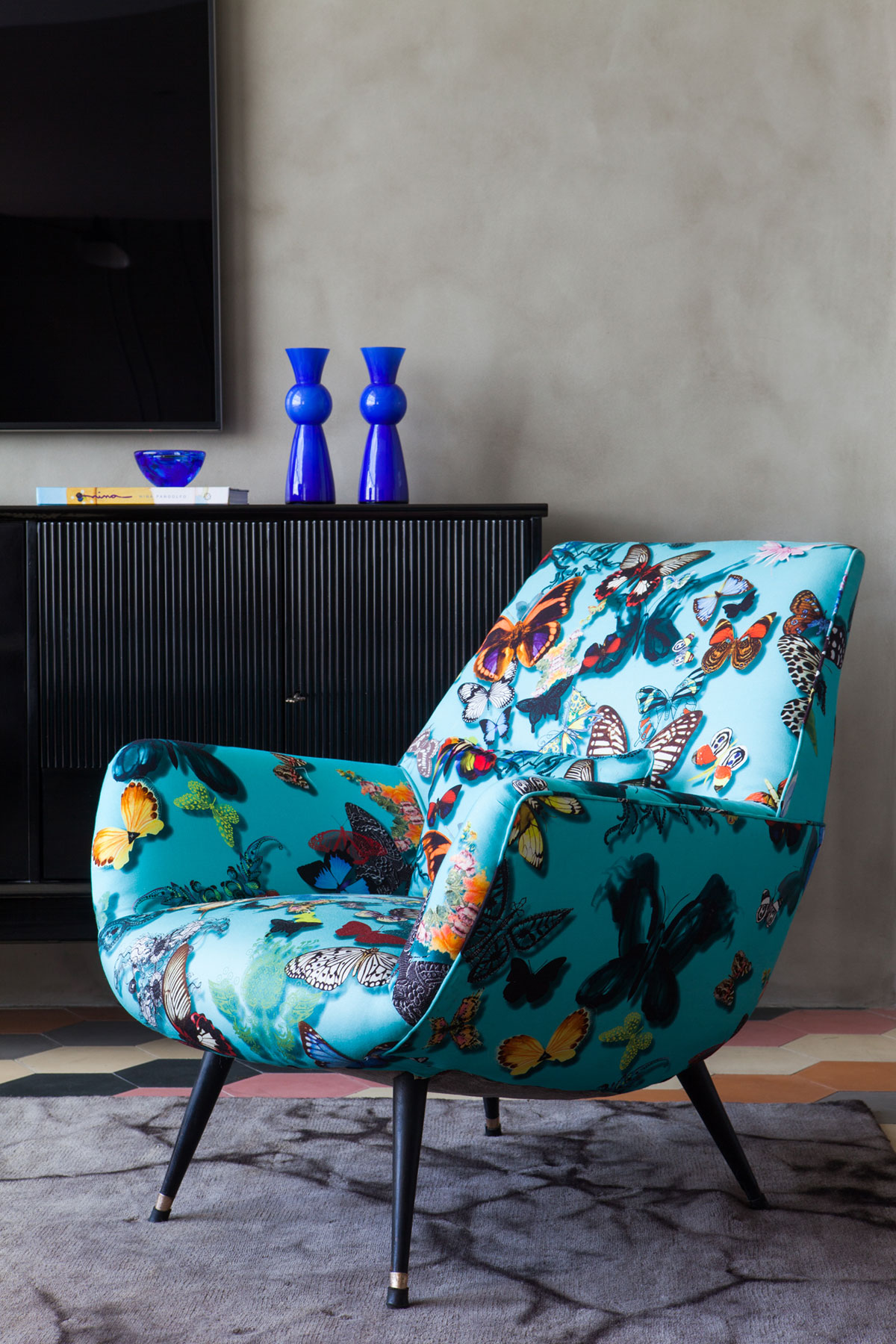 A Unique Artsy Contemporary Apartment with Colorful and Lively Interiors in São Paulo by Fabio Galeazzo Design (7)