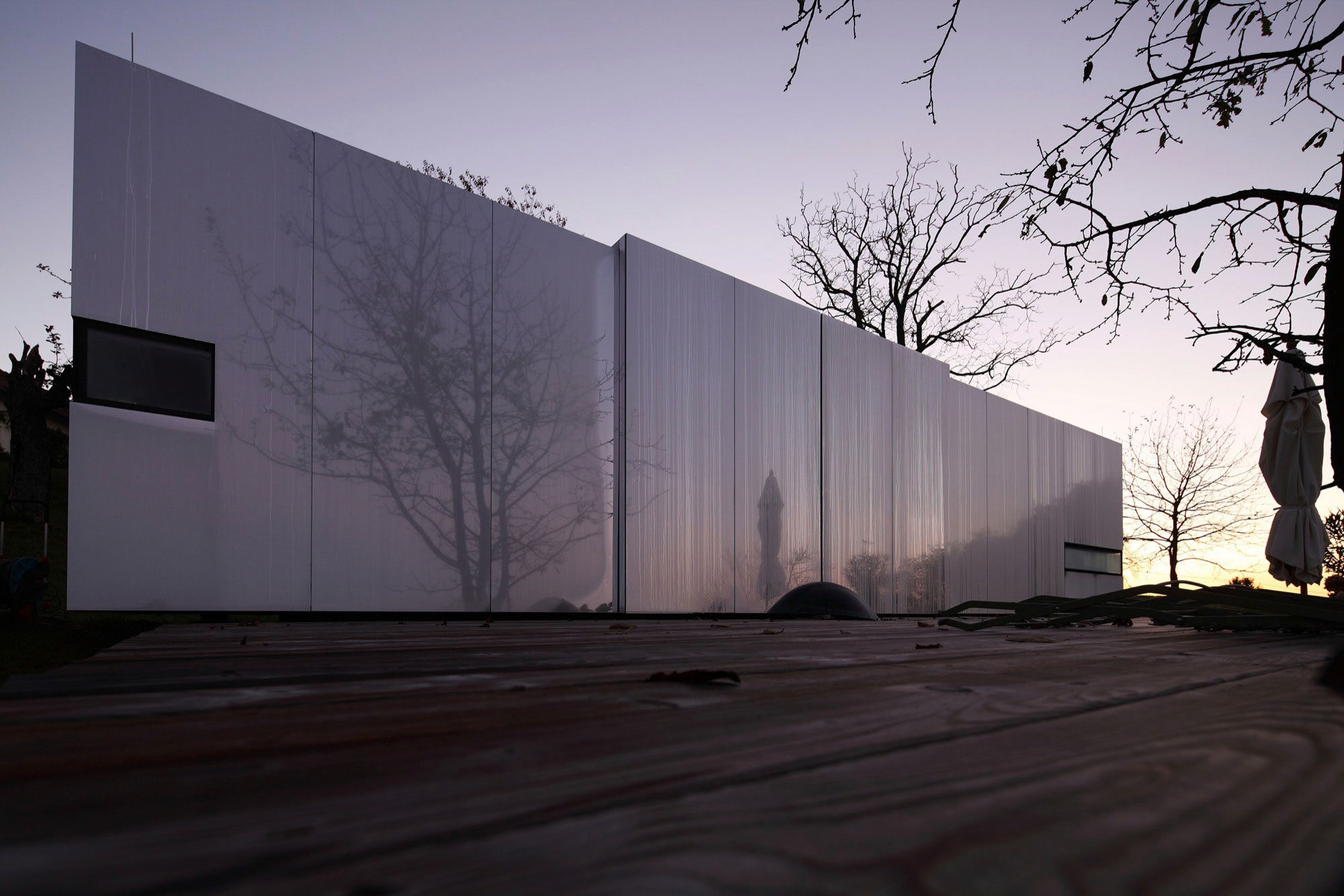 A Unique Contemporary House with Simple Elegant Interiors in Austria by Delugan Meissl Associated Architects (18)