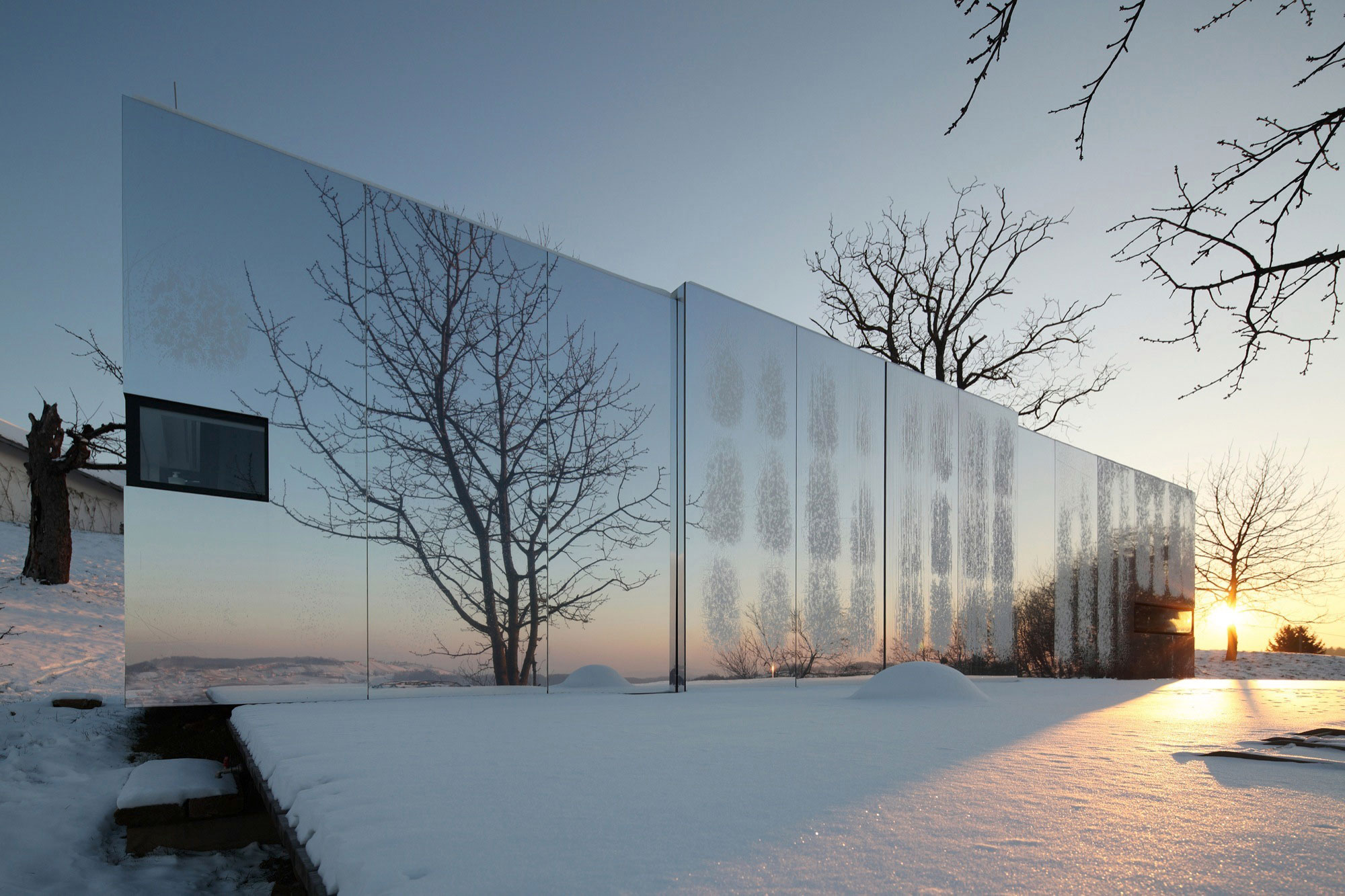 A Unique Contemporary House with Simple Elegant Interiors in Austria by Delugan Meissl Associated Architects (7)