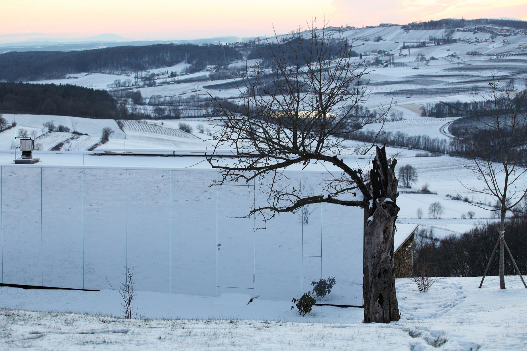 A Unique Contemporary House with Simple Elegant Interiors in Austria by Delugan Meissl Associated Architects (8)