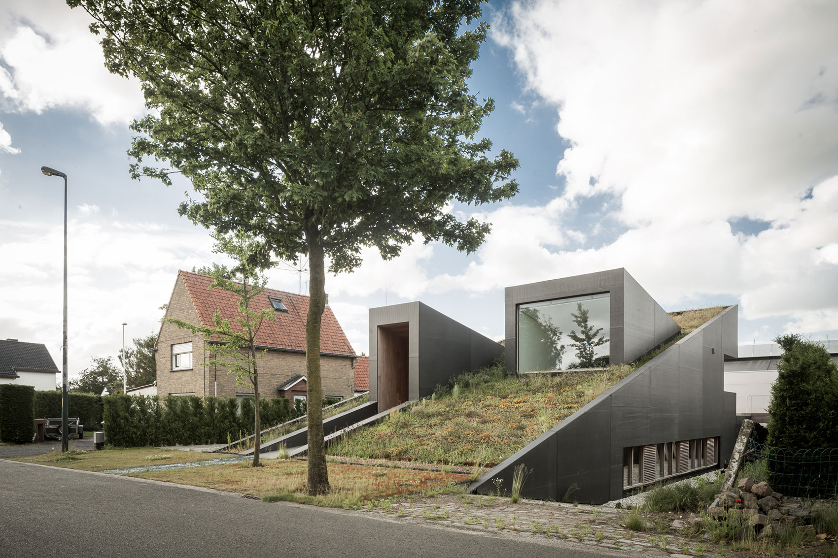 A Unique Modern Home with Sloping Green Roof and Split-Level Interior in Maldegem, Belgium by OYO (1)