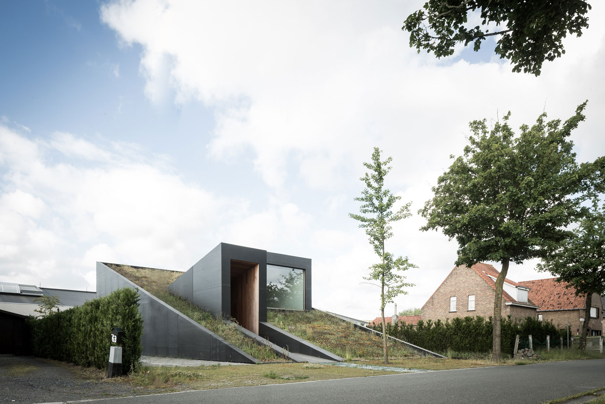 A Unique Modern Home with Sloping Green Roof and Split-Level Interior in Maldegem, Belgium by OYO (3)