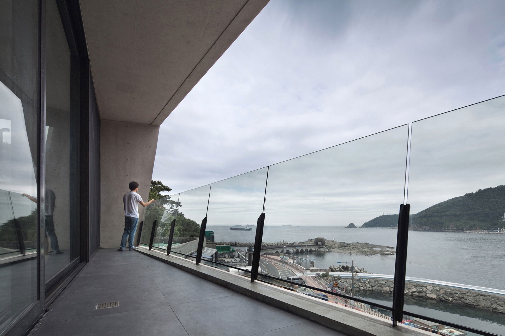 A Unique and Ultra-Modern Concrete House in Busan, South Korea by Architect-K (11)