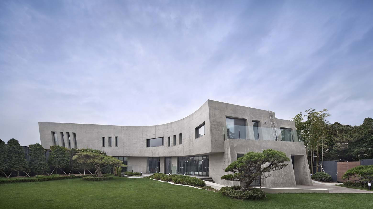 A Unique and Ultra-Modern Concrete House in Busan, South Korea by Architect-K (2)