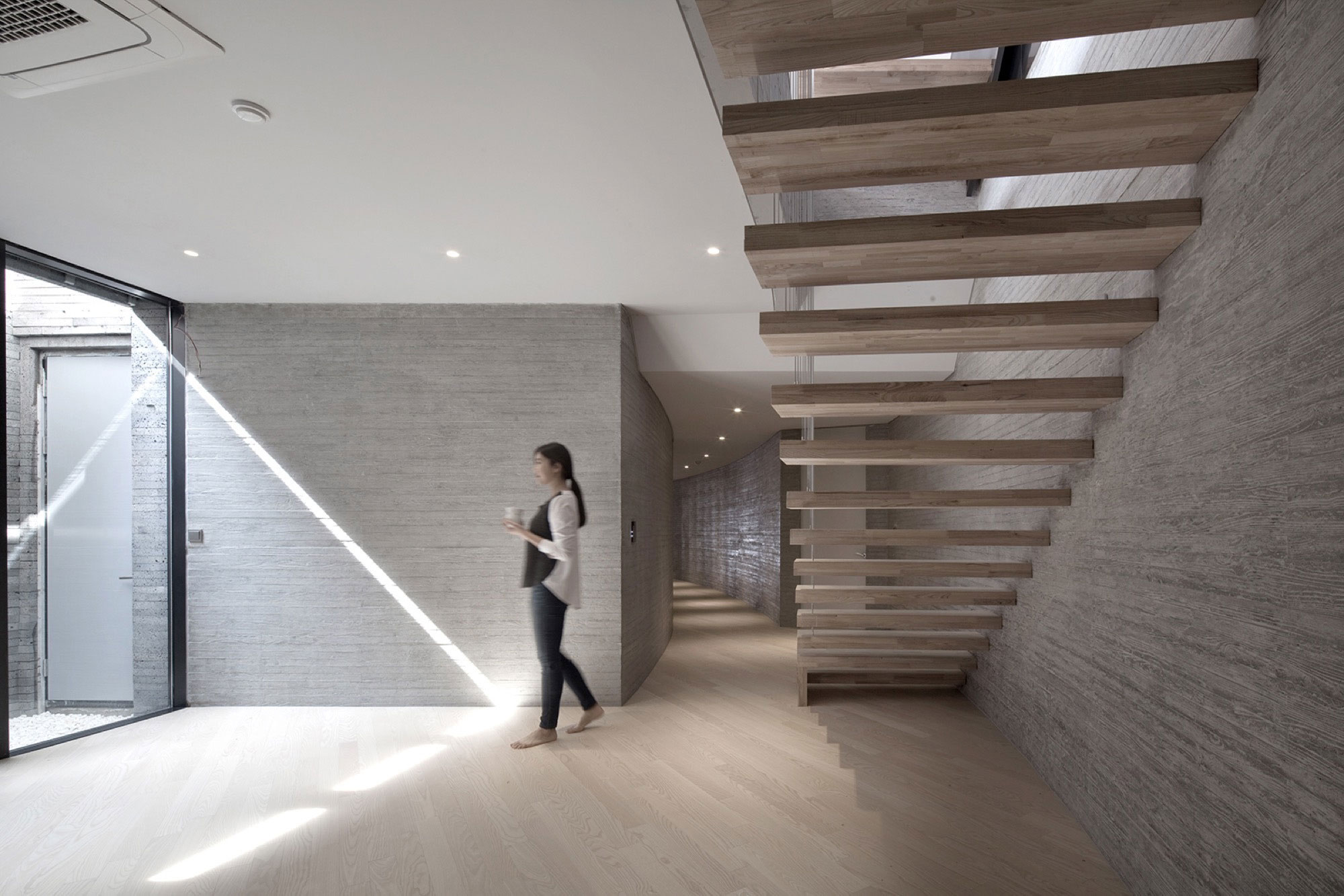 A Unique and Ultra-Modern Concrete House in Busan, South Korea by Architect-K (21)