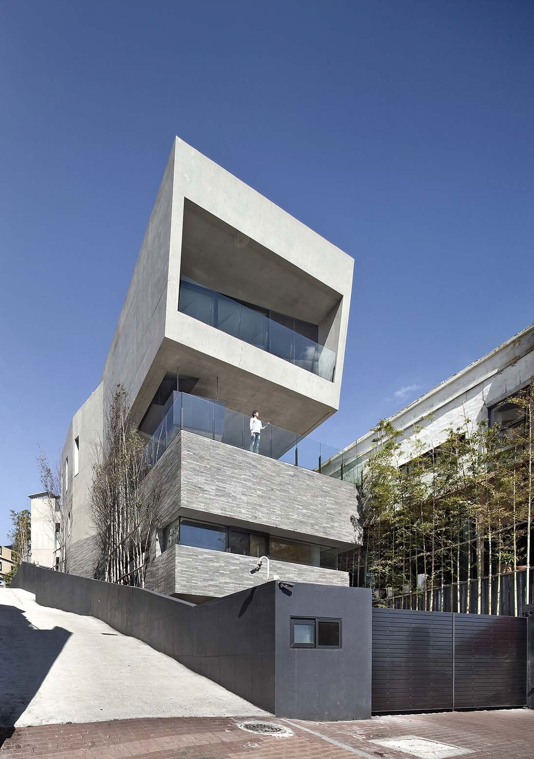 A Unique and Ultra-Modern Concrete House in Busan, South Korea by Architect-K (4)