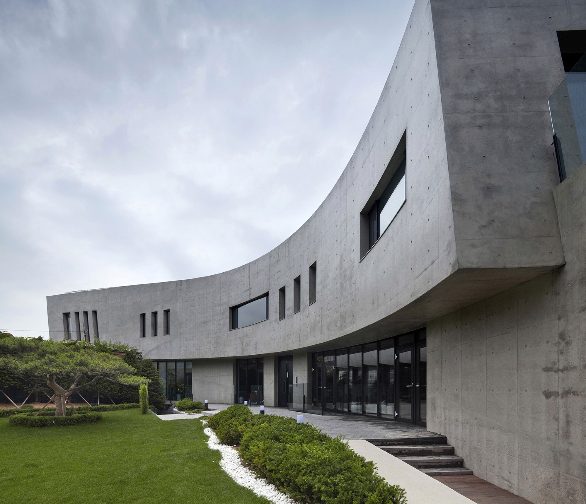 A Unique and Ultra-Modern Concrete House in Busan, South Korea by Architect-K (5)