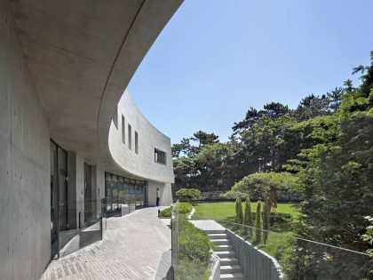 A Unique and Ultra-Modern Concrete House in Busan, South Korea by Architect-K (6)