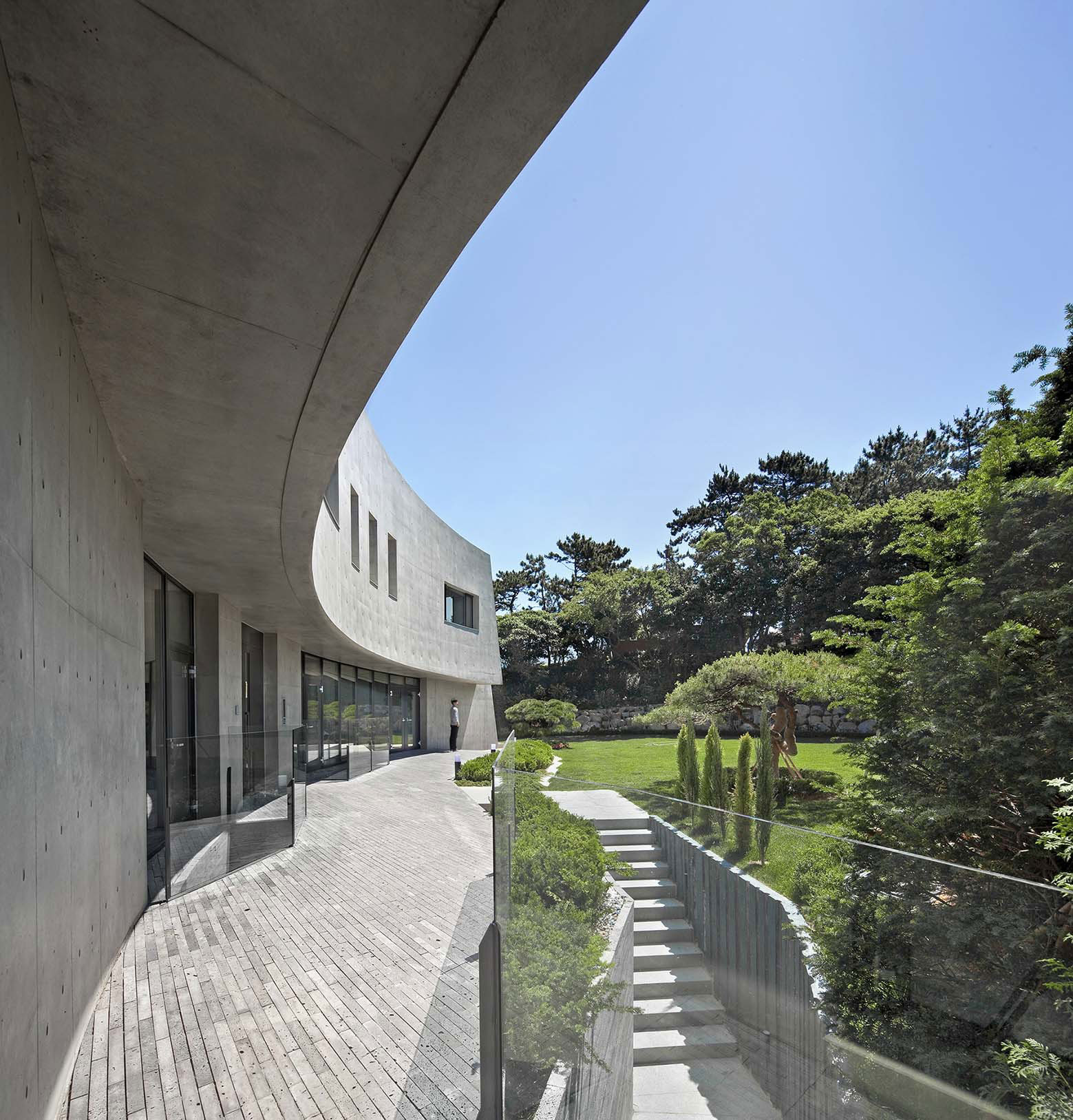 A Unique and Ultra-Modern Concrete House in Busan, South Korea by Architect-K (6)