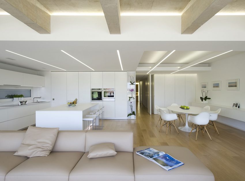 A Vast and Futuristic Contemporary Home with Sophisticated Interiors in Ragusa, Italy by Architrend (6)