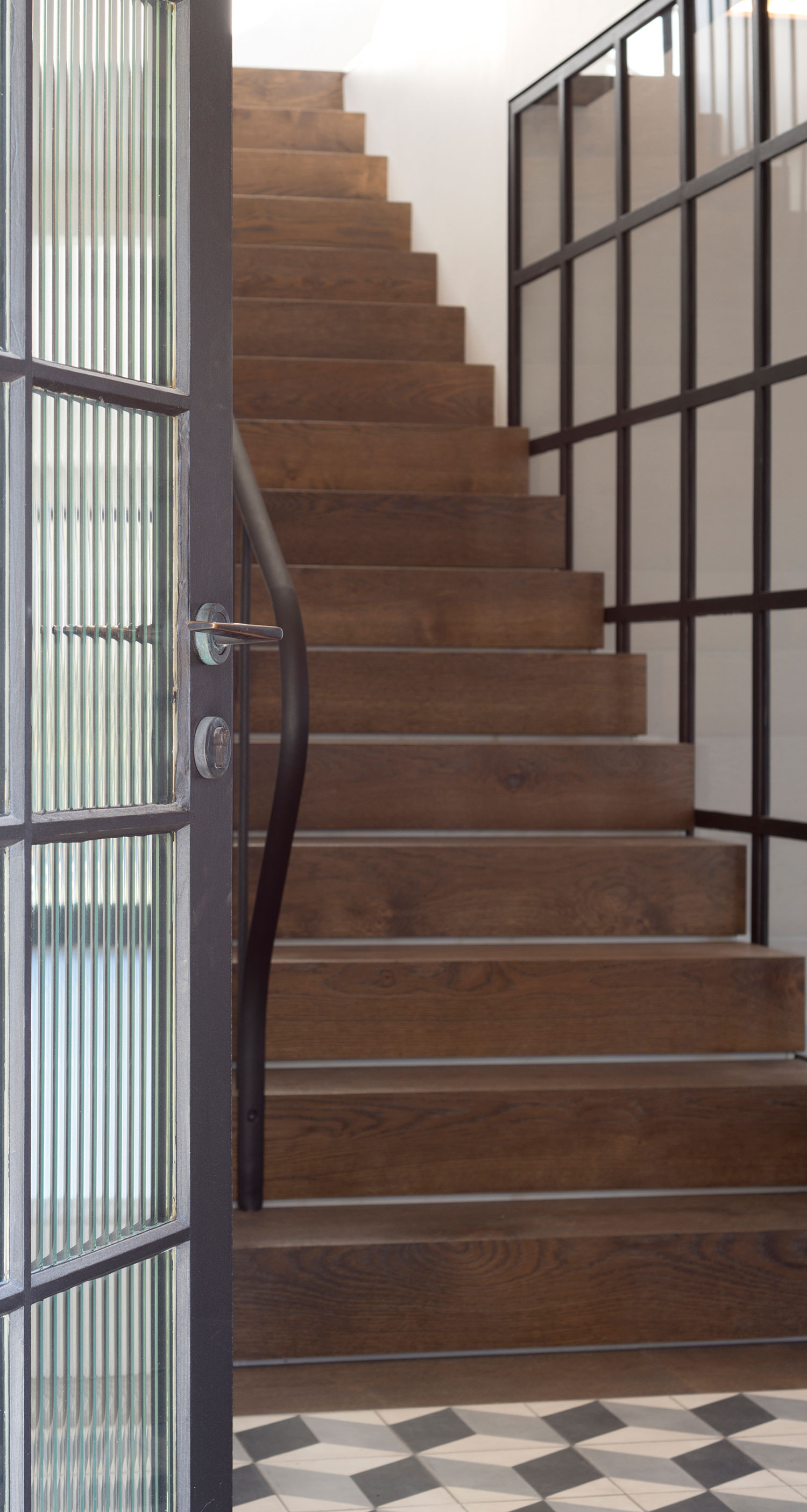 A Vibrant Home with a Comfortable Mix of Traditional and Contemporary Elements in Sydney by Luigi Rosselli Architects (17)