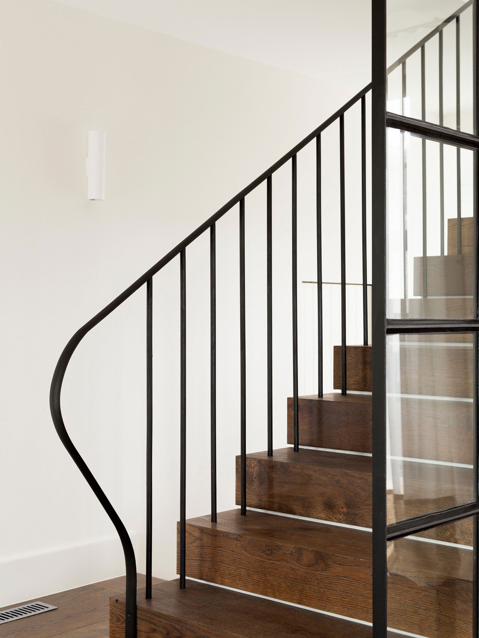 A Vibrant Home with a Comfortable Mix of Traditional and Contemporary Elements in Sydney by Luigi Rosselli Architects (18)