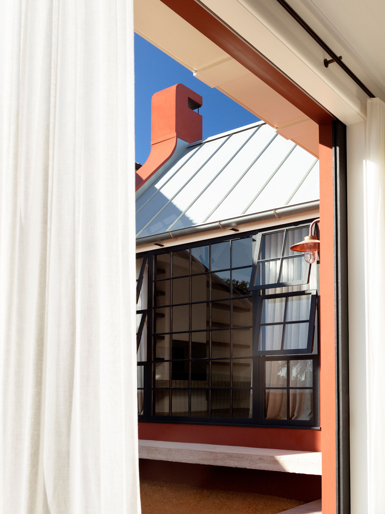 A Vibrant Home with a Comfortable Mix of Traditional and Contemporary Elements in Sydney by Luigi Rosselli Architects (5)