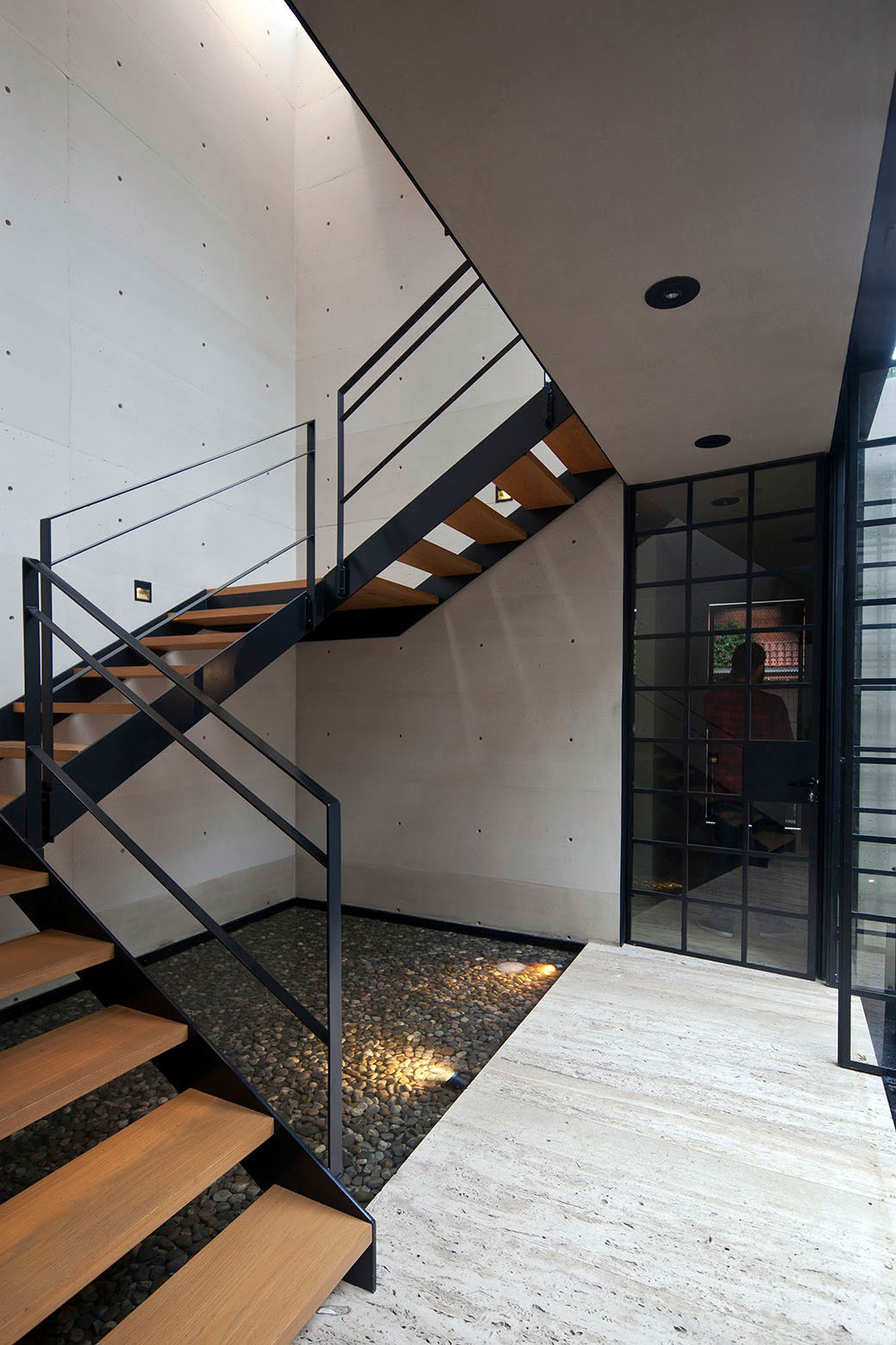 A Warm Contemporary Home for a Music Producer and Artist in Mexico City by CCA Centro de Colaboración Arquitectónica (12)