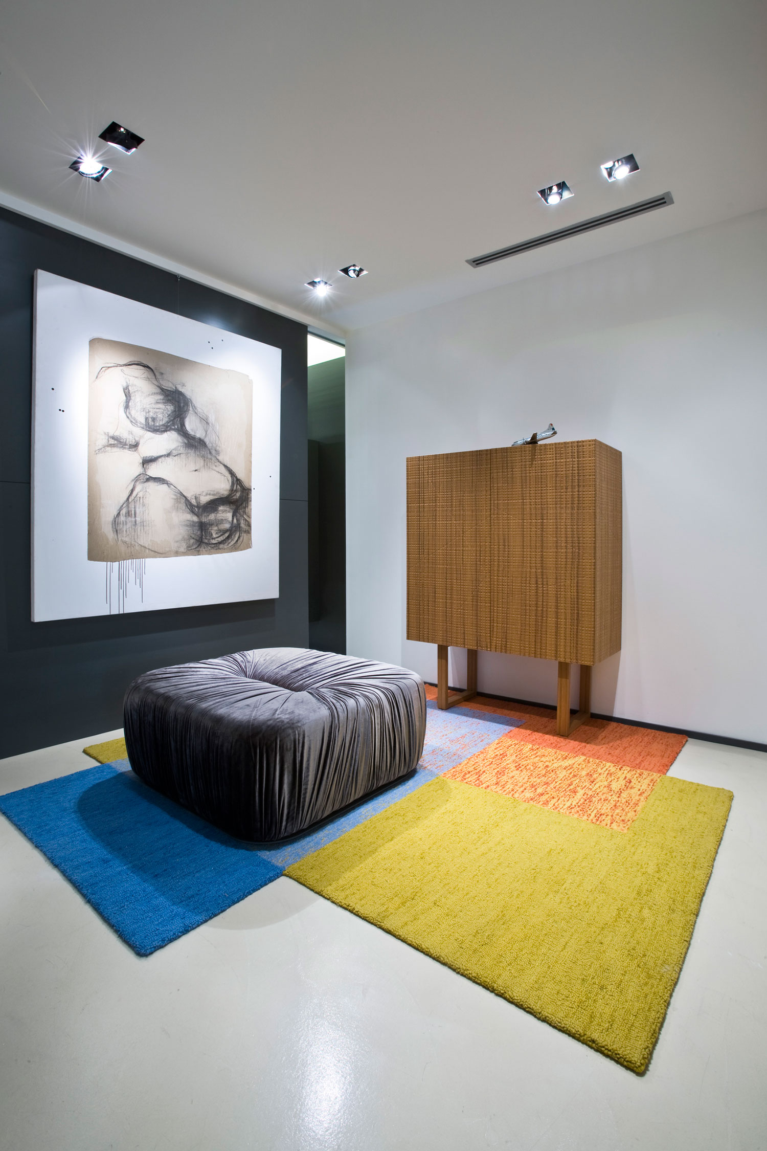 A Warm and Elegant Apartment Brimming with Character and Art in Milan, Italy by Bartoli Design (10)