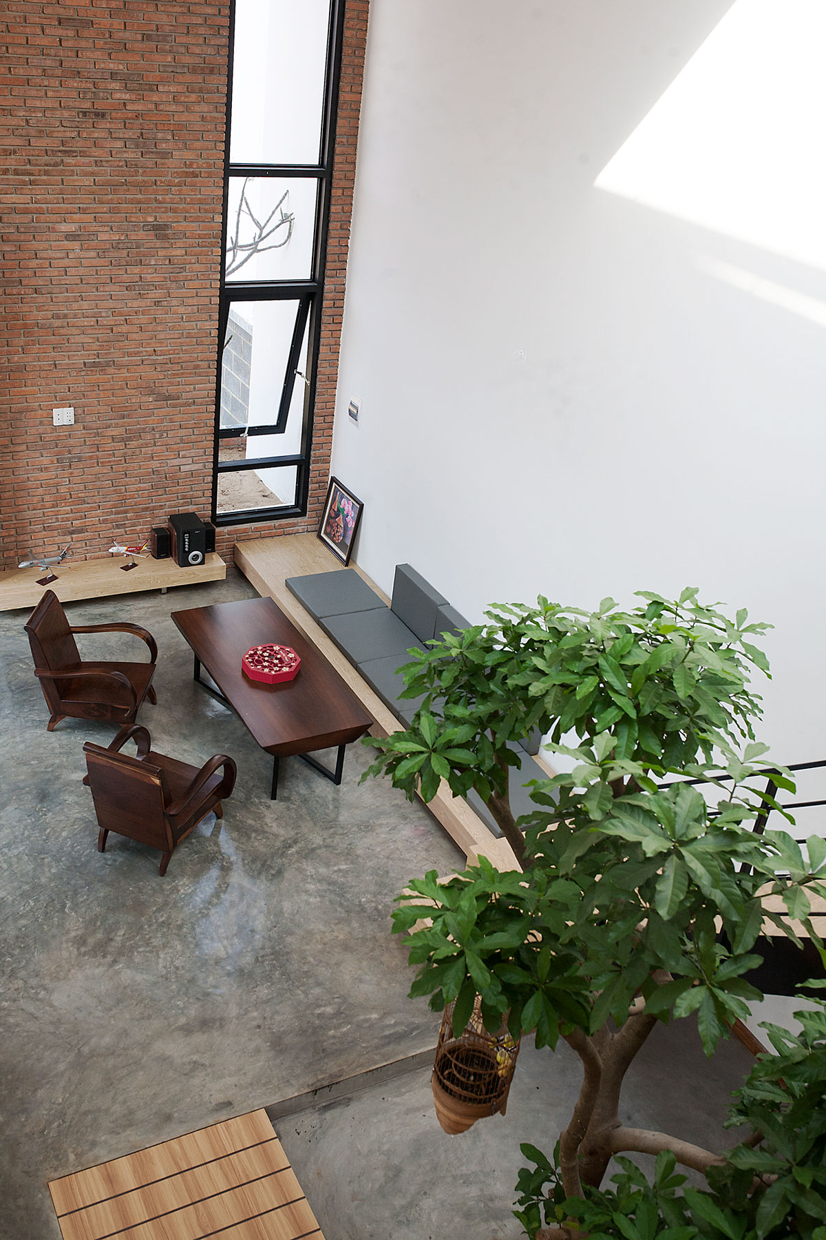 A Warm and Spacious House with Plenty of Natural Light in Dak Lak Province, Vietnam by 7A architecture studio (1)