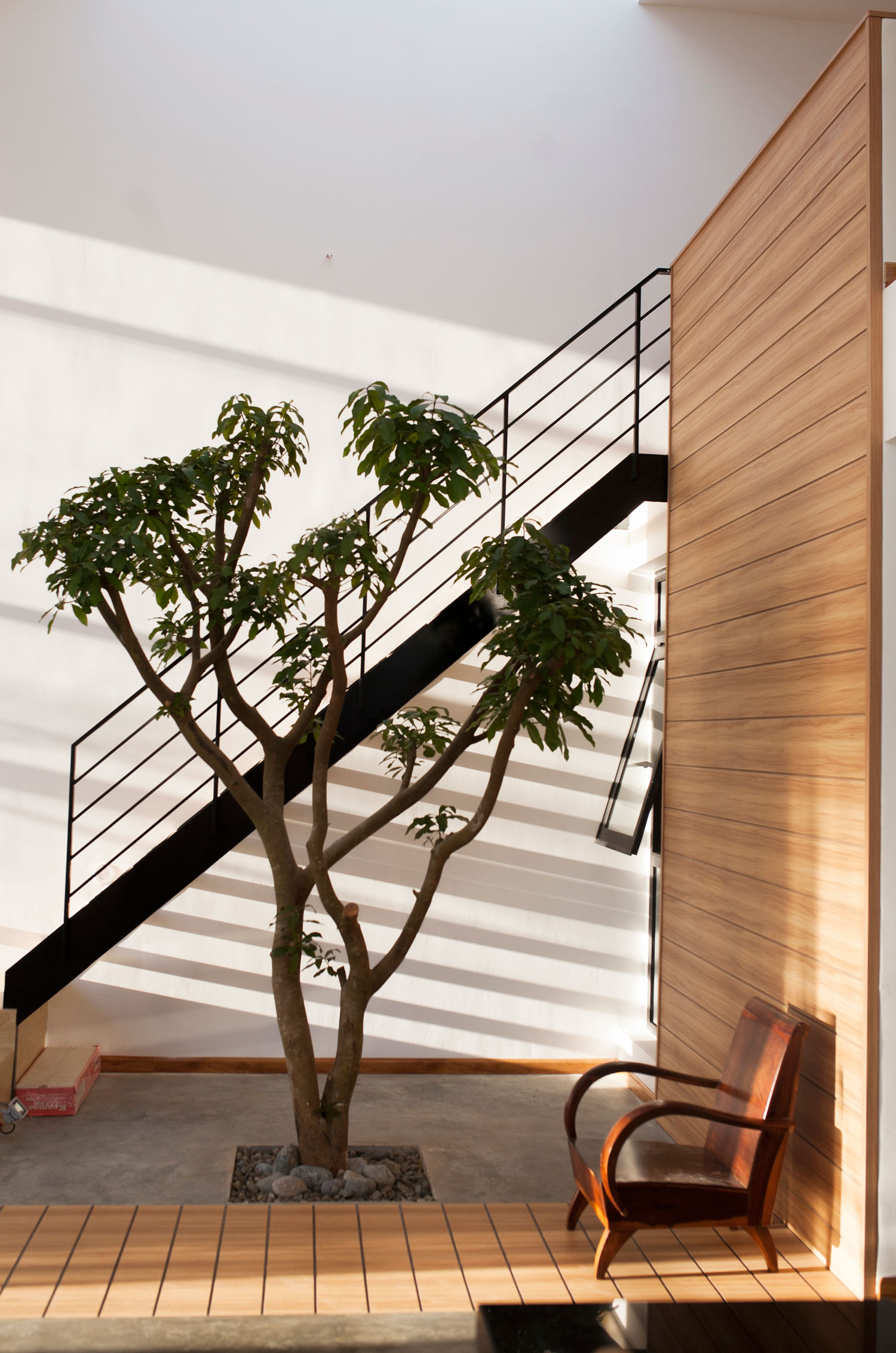 A Warm and Spacious House with Plenty of Natural Light in Dak Lak Province, Vietnam by 7A architecture studio (6)