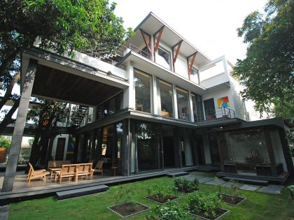 A Warm and Vibrant Home Full of Character and Stunning Views in Bhopal, India