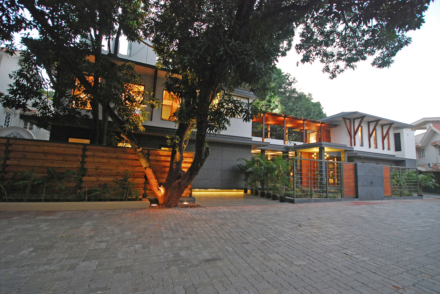 A Warm and Vibrant Home Full of Character and Stunning Views in Bhopal, India by Ujjval Panchal + Kinny Soni (21)