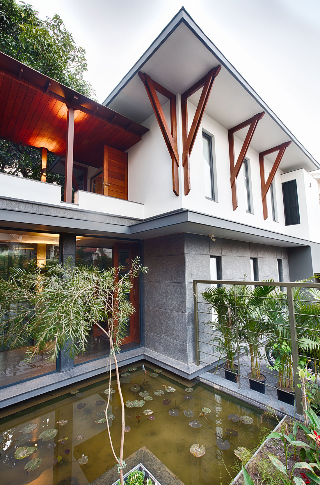 A Warm and Vibrant Home Full of Character and Stunning Views in Bhopal, India by Ujjval Panchal + Kinny Soni (7)