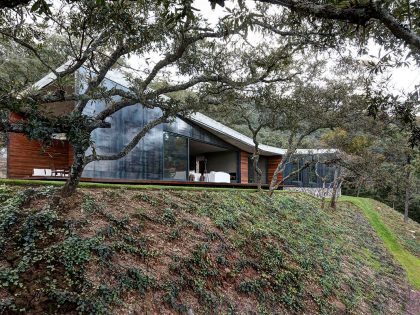 A Weekend Contemporary Home with Polished Steel on the Edge of a Mountain in Tapalpa