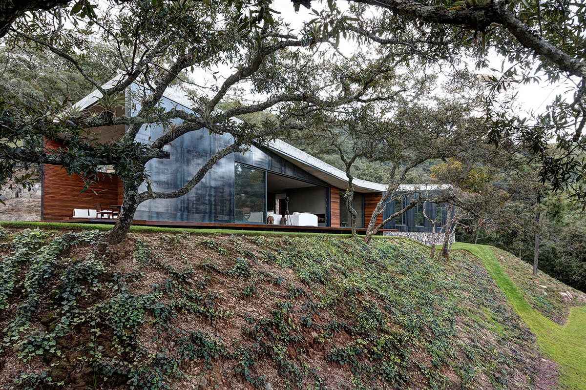 A Weekend Contemporary Home with Polished Steel on the Edge of a Mountain in Tapalpa by Elías Rizo Arquitectos (1)