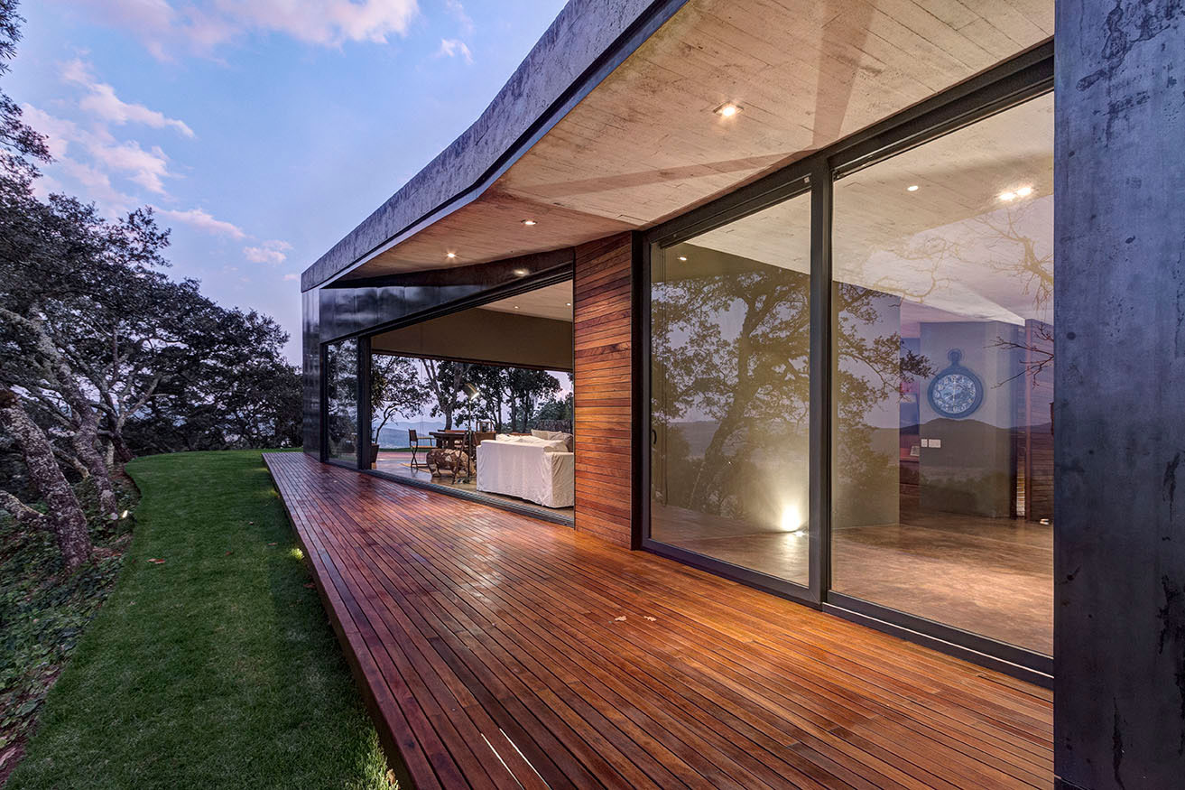 A Weekend Contemporary Home with Polished Steel on the Edge of a Mountain in Tapalpa by Elías Rizo Arquitectos (13)