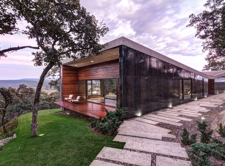 A Weekend Contemporary Home with Polished Steel on the Edge of a Mountain in Tapalpa by Elías Rizo Arquitectos (16)