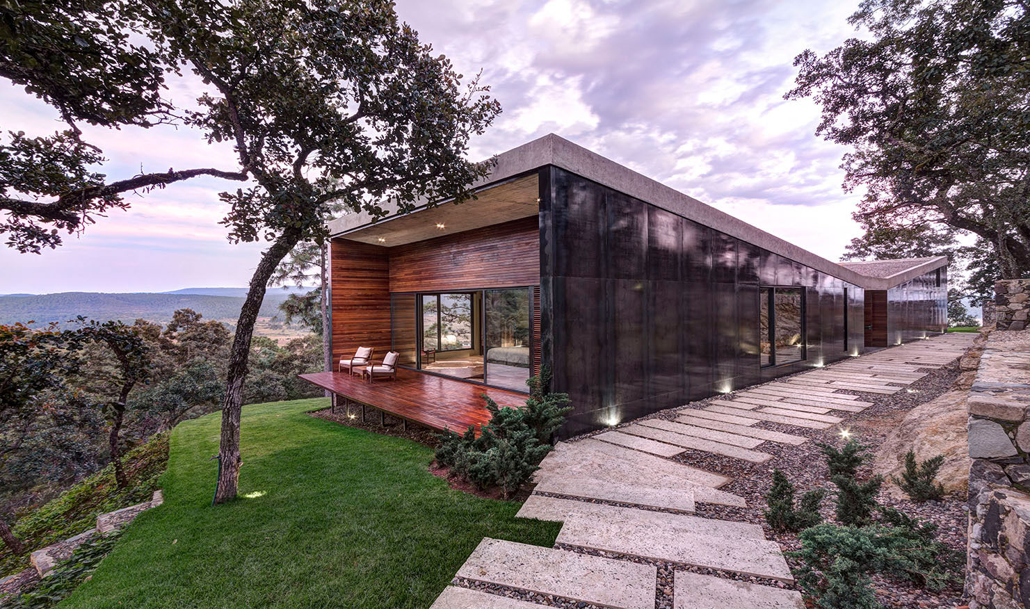A Weekend Contemporary Home with Polished Steel on the Edge of a Mountain in Tapalpa by Elías Rizo Arquitectos (16)