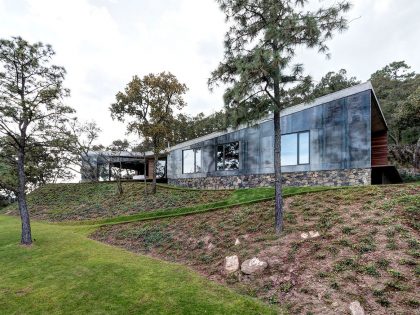 A Weekend Contemporary Home with Polished Steel on the Edge of a Mountain in Tapalpa by Elías Rizo Arquitectos (2)