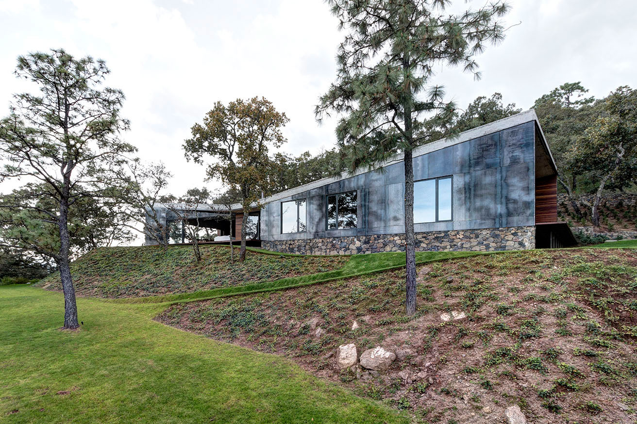 A Weekend Contemporary Home with Polished Steel on the Edge of a Mountain in Tapalpa by Elías Rizo Arquitectos (2)